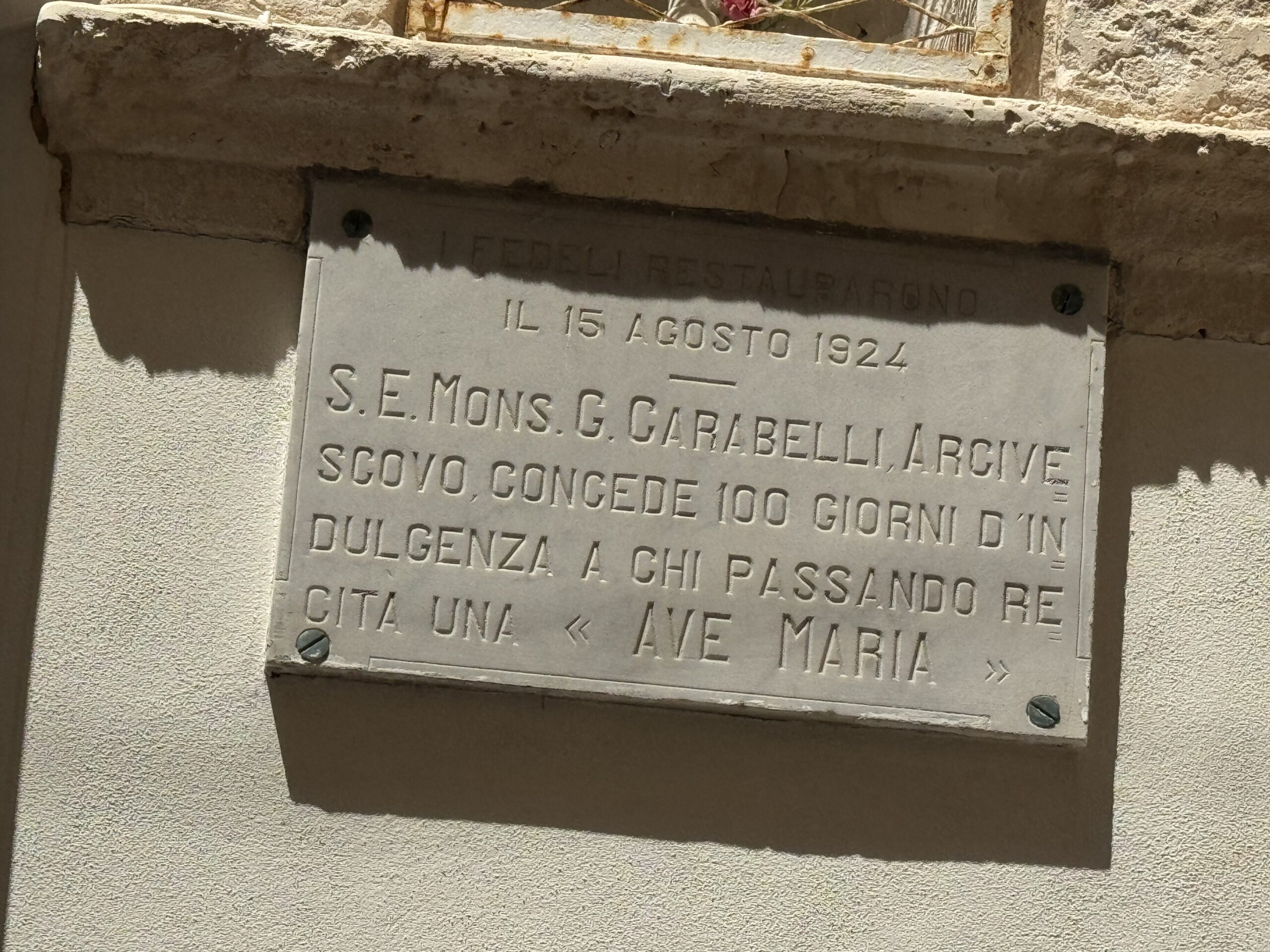 Lapide marmorea incisa: I fedeli restaurarono il 15 agosto 1924, S.E. Mons. G. Carabelli arcivescovo concede 100 giorni d'indulgenza a chi passando recita una Ave Maria.