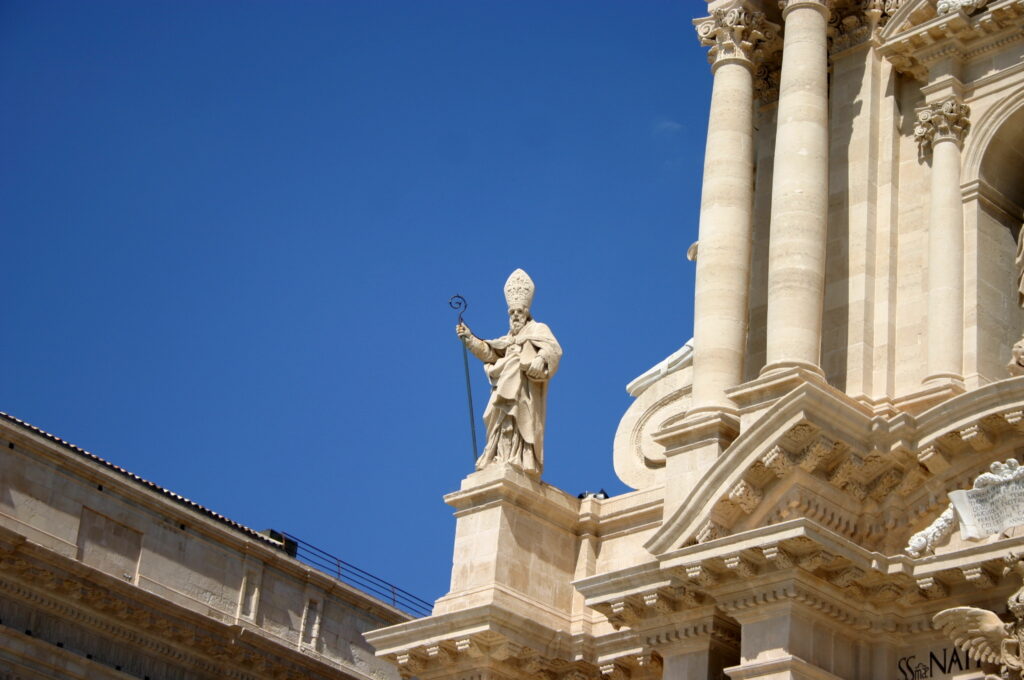 Statua di San Marciano scolpita da Ignazio Marabitti nel 1757 sulla facciata barocca del Duomo di Siracusa.