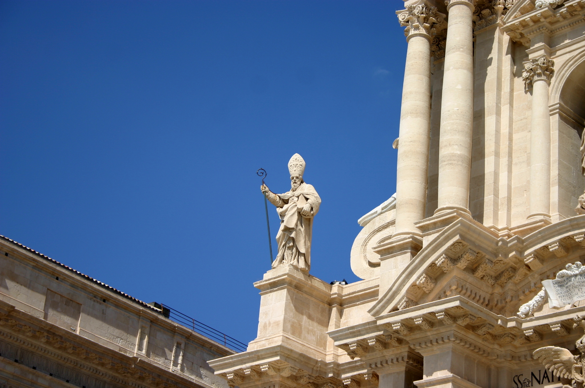 Statua di San Marciano scolpita da Ignazio Marabitti nel 1757 sulla facciata barocca del Duomo di Siracusa.