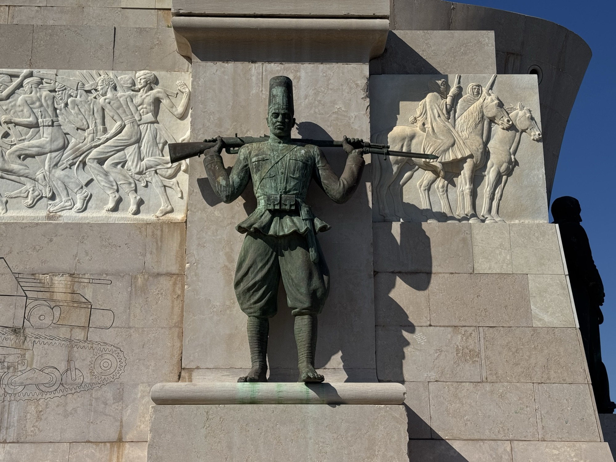Statua bronzea raffigurante un ascaro, soldato indigeno dell'Africa Orientale Italiana, con tarbush e fucile