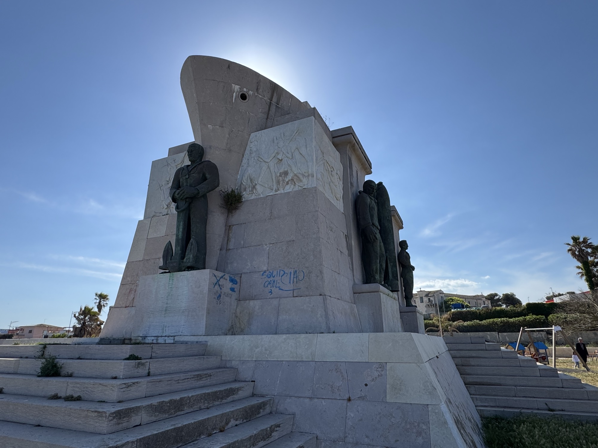 Lato del monumento che ricorda la prua di una nave rivolta verso il mare in direzione dell'Africa Orientale
