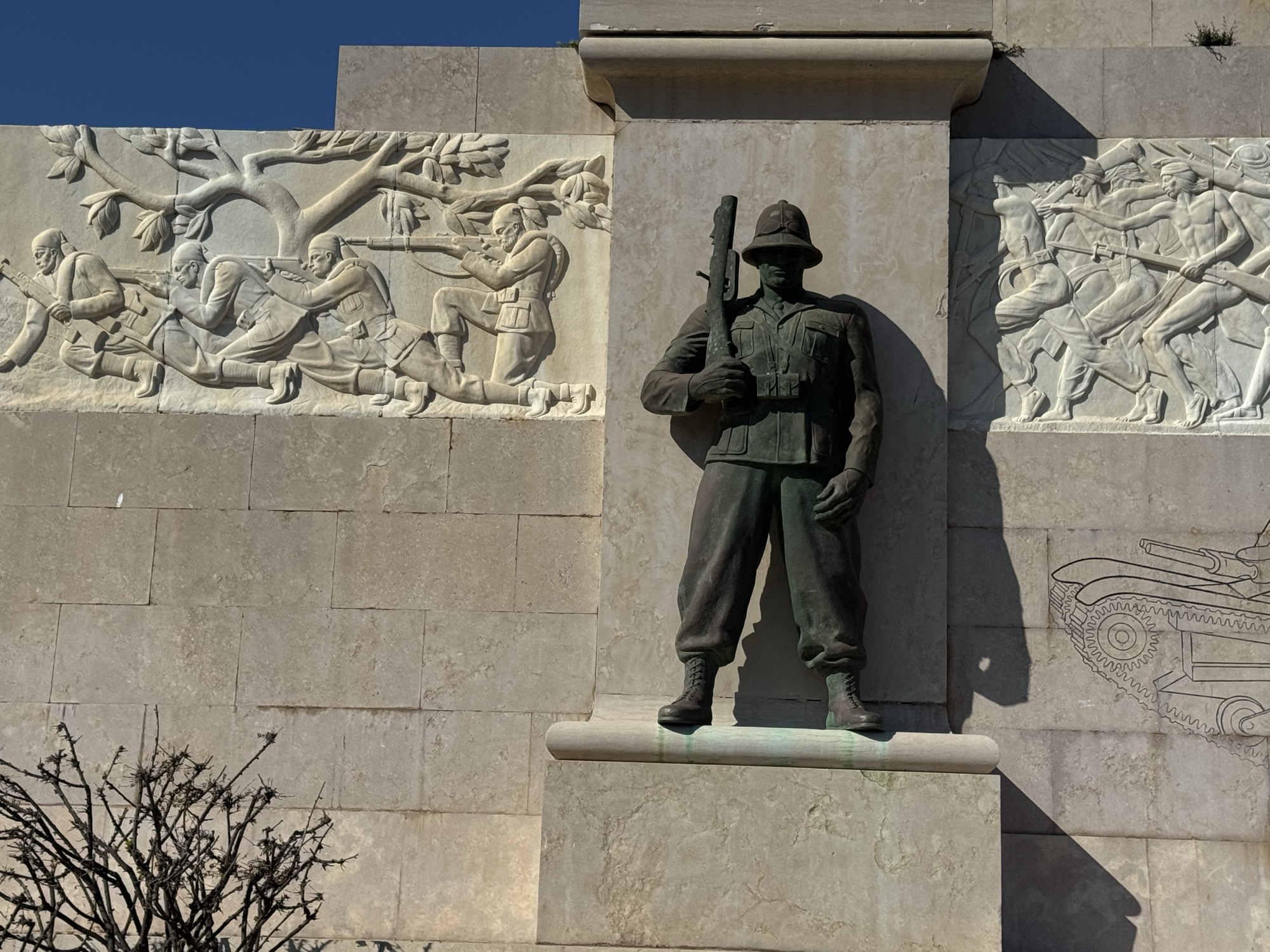 Statua bronzea raffigurante un soldato italiano dell'esercito coloniale con casco coloniale e fucile