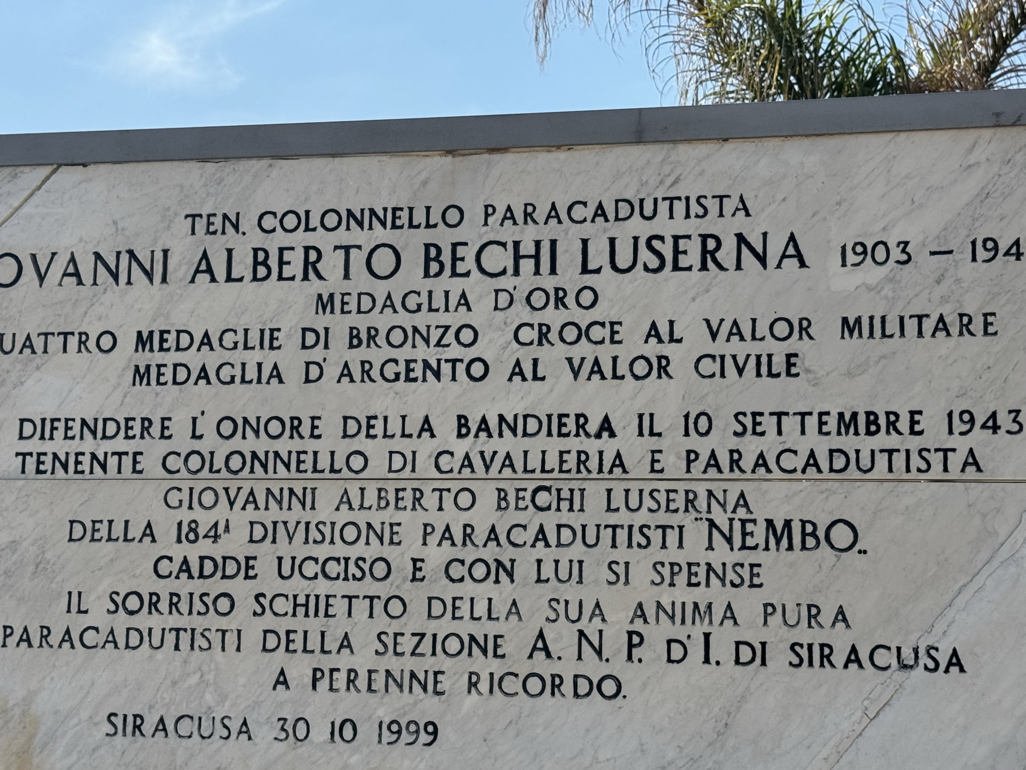 Targa marmorea aggiunta nel 1999 dedicata al tenente colonnello paracadutista Giovanni Alberto Bechi Luserna