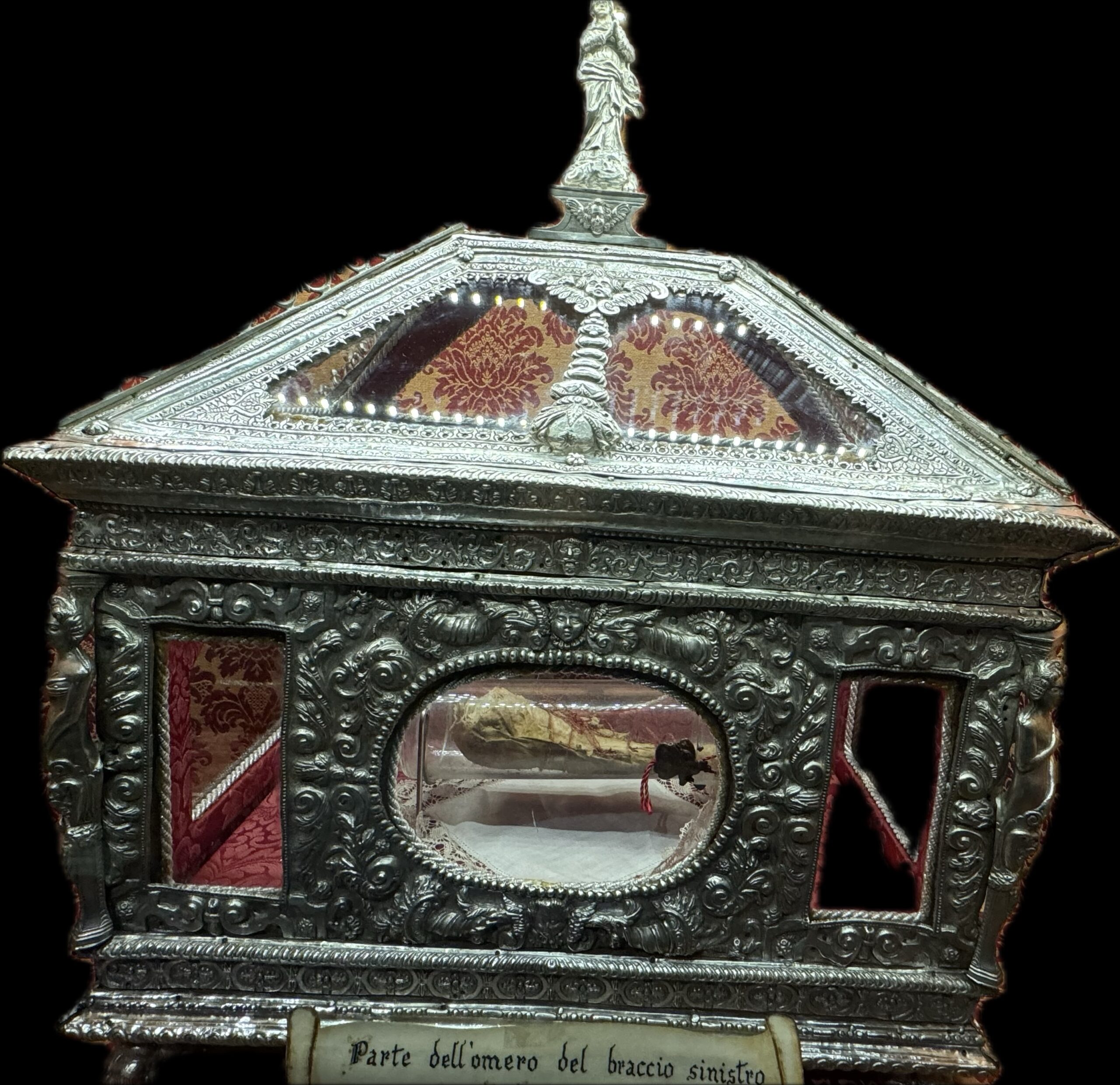 Reliquiario rettangolare in argento dell'omero di santa Lucia: urna a tempietto con timpano triangolare, statuetta dell'Immacolata in cima e teca ovale centrale.