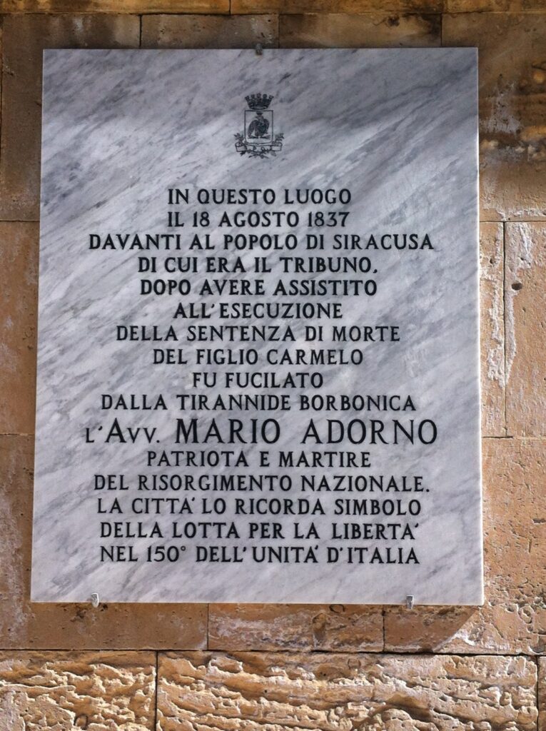 Lapide in piazza Duomo a Siracusa dedicata a Mario Adorno e al figlio Carmelo, fucilati il 18 agosto 1837
