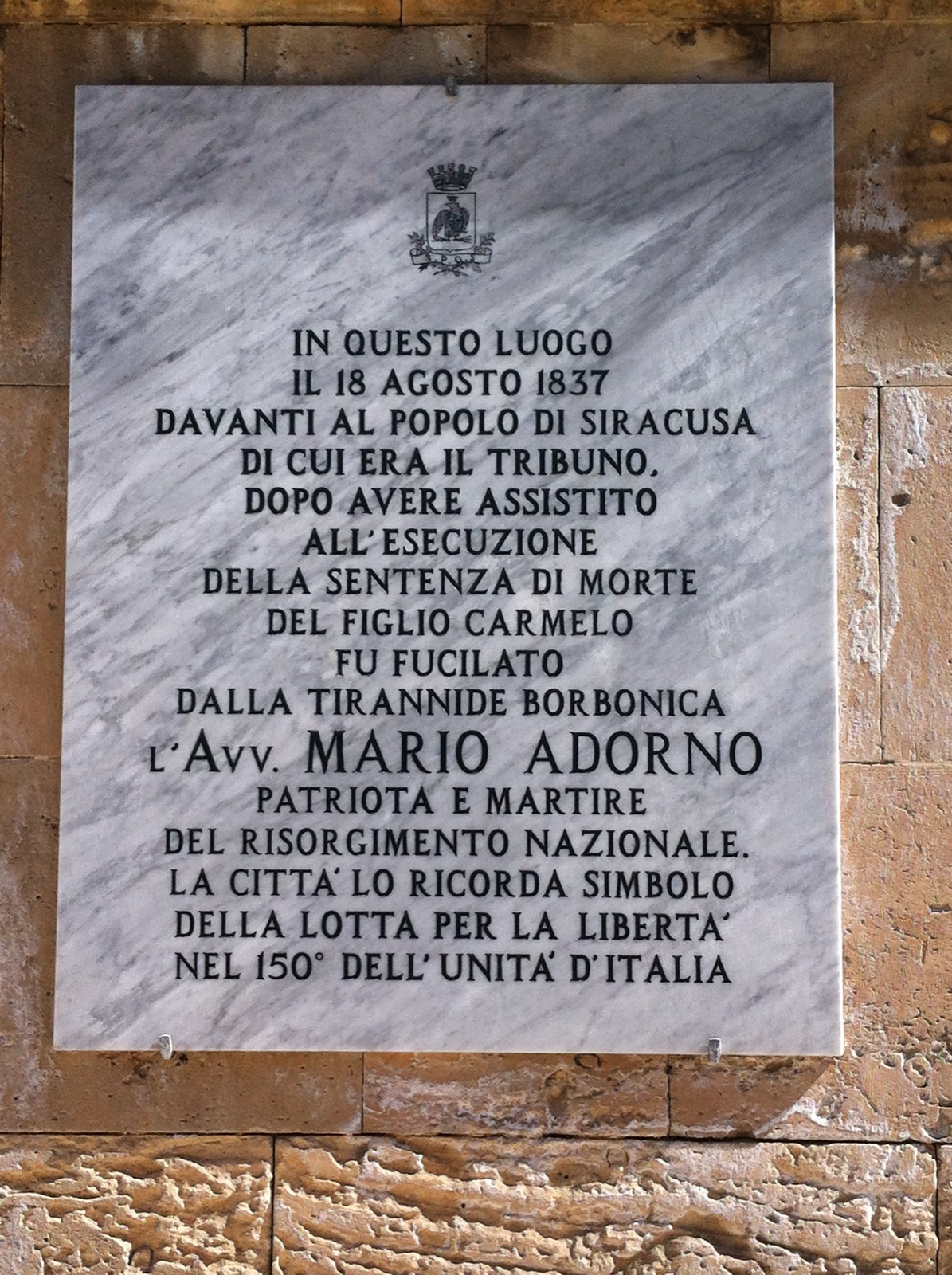 Lapide commemorativa in piazza Duomo a Siracusa dedicata a Mario Adorno e al figlio Carmelo, fucilati il 18 agosto 1837 dalle truppe borboniche