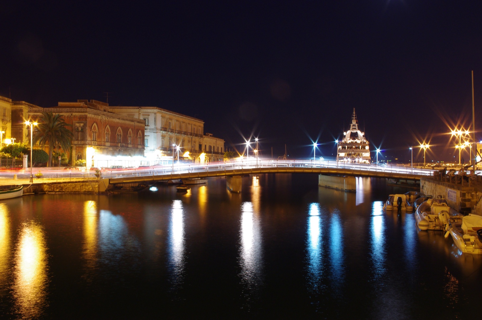 Ponte Umbertino a Siracusa che collega la terraferma a Ortigia attraversando la darsena, vista panoramica diurna con barche ormeggiate