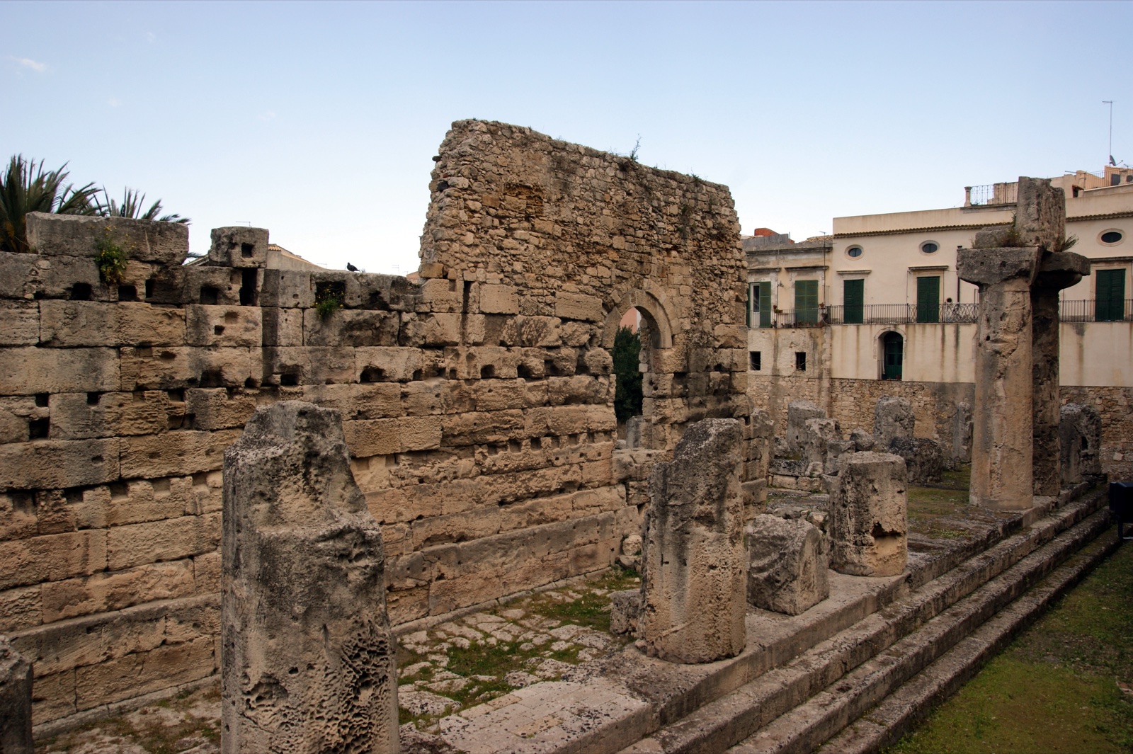 Resti archeologici del Tempio di Apollo in piazza Pancali a Siracusa, colonne doriche e basamento del santuario arcaico del VI secolo a.C.