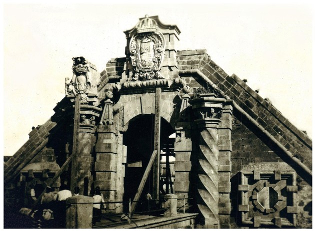 Fotografia in bianco e nero della Porta di Ligny a Siracusa, fortificazione barocca costruita nel 1671-1673 e demolita nel 1893