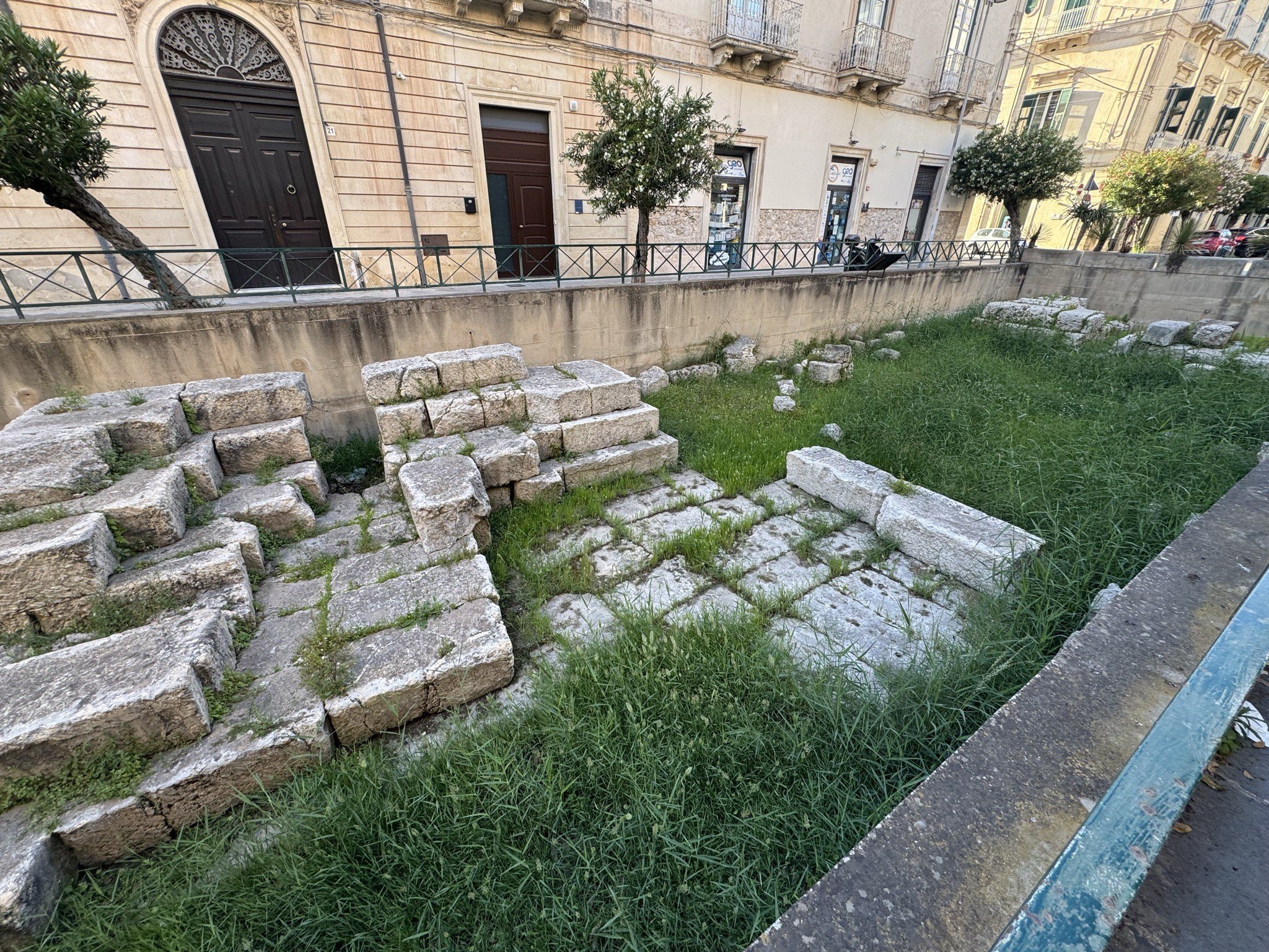 Dettaglio dei gradini in pietra squadrata della soglia della Porta Urbica di Siracusa, ancora in posto sulla quota di calpestio originaria.