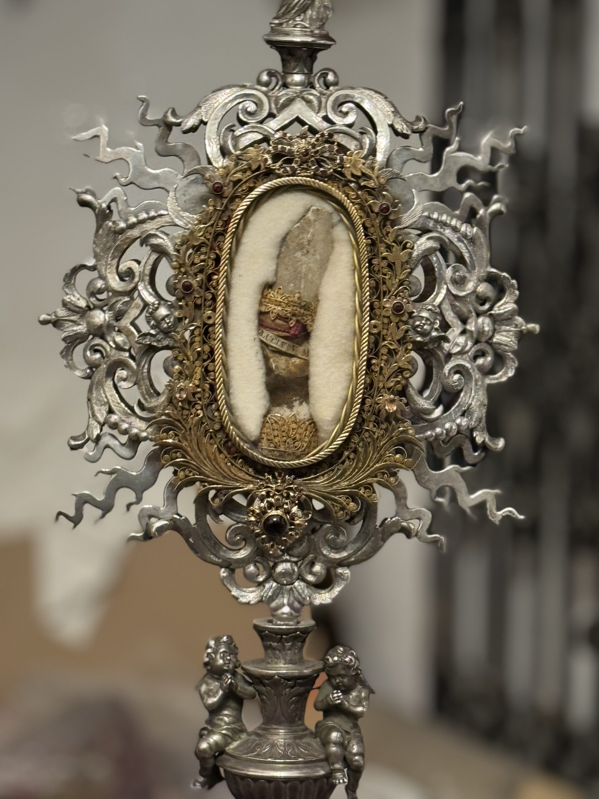 Reliquiario a ostensorio raggiato in argento con teca ovale dorata contenente i frammenti di cannella del braccio di santa Lucia.
