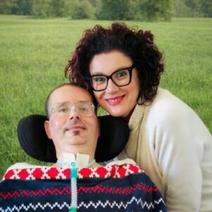 Salvatore Bisicchia con la moglie Delia Catania, sposati nel 2016, in un primo piano all'aperto