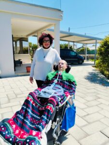 Salvatore Bisicchia in carrozzina assistito dalla ventilazione meccanica, accompagnato dalla moglie Delia Catania davanti alla loro abitazione di Siracusa