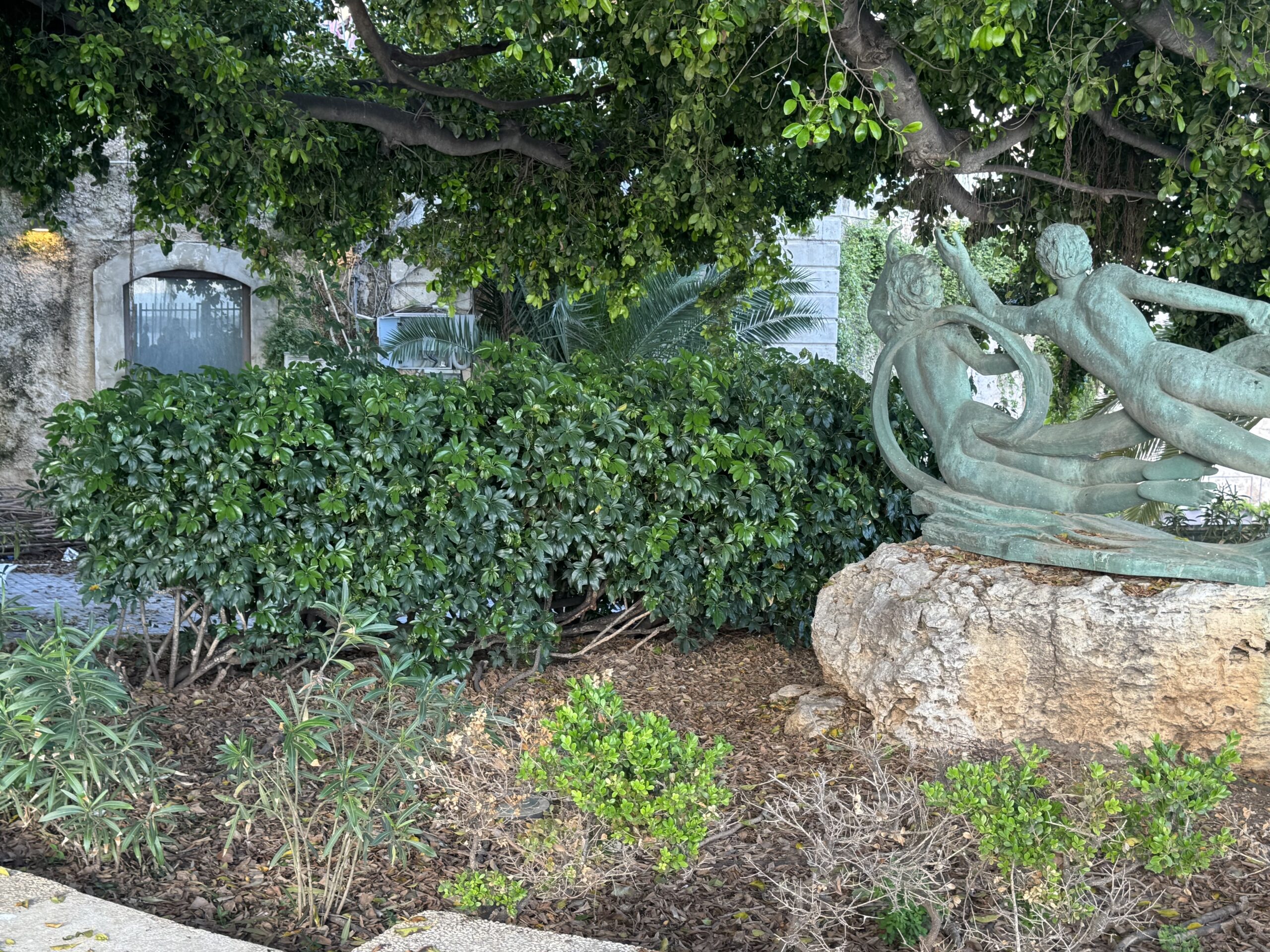 Scultura bronzea di Alfeo e Aretusa di Biagio Poidomani, 1992: gruppo bronzeo verde-ossidato che raffigura i due abbracciati.