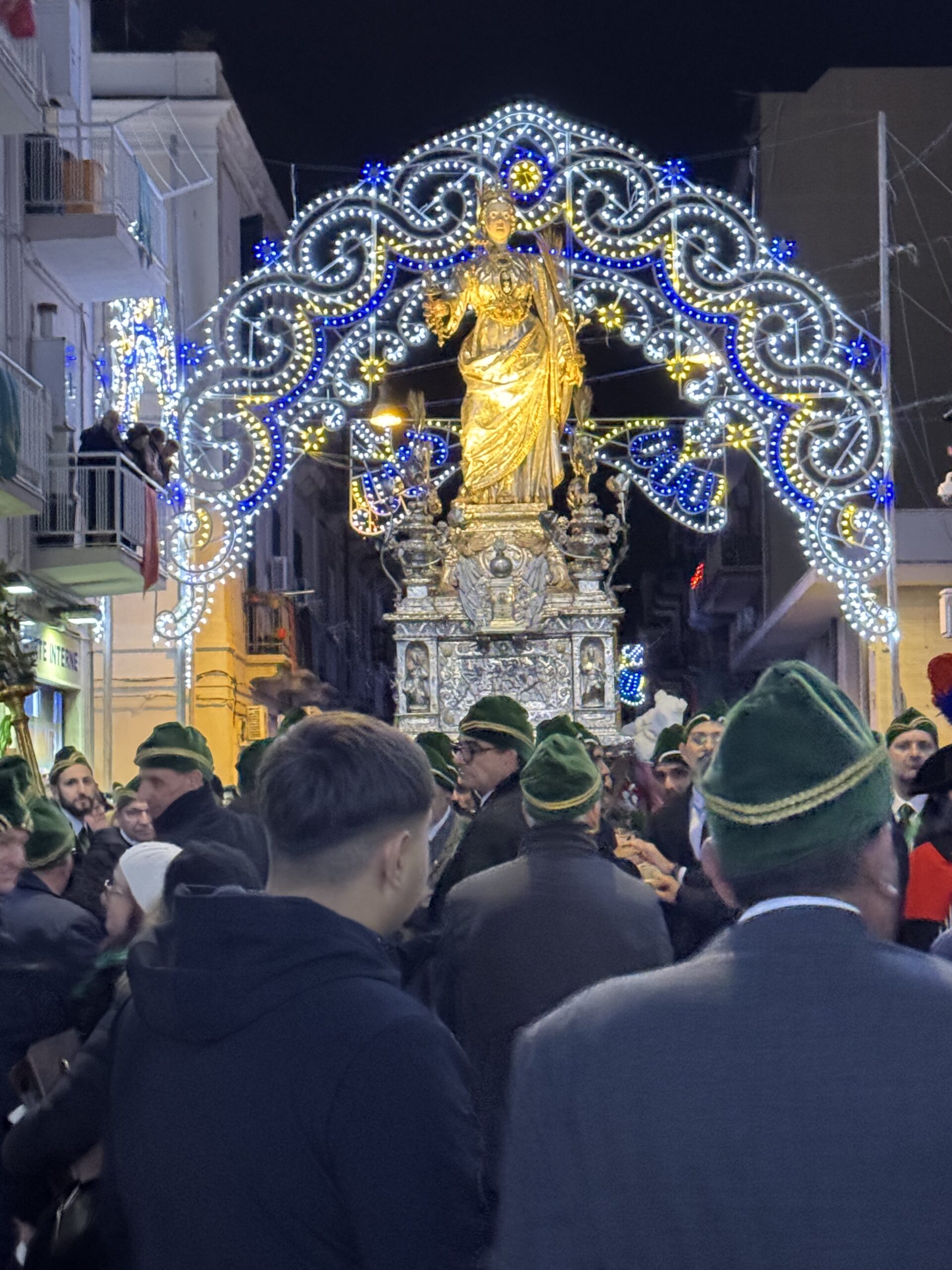 Simulacro argenteo di Santa Lucia visto dall'alto durante la processione del 13 dicembre 2024, con dettaglio della cassa argentea decorata