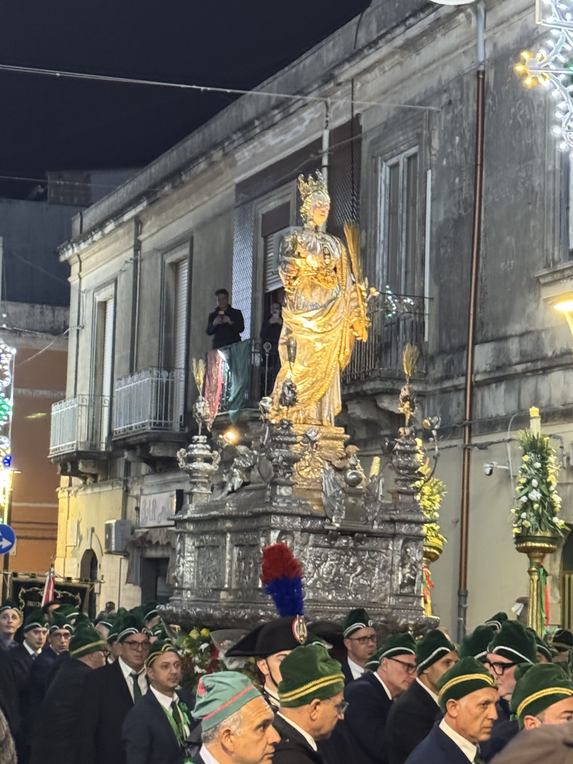Sezione del simulacro argenteo di Santa Lucia: volto della santa e parte alta del fercolo, con dettaglio della cassa argentea sottostante