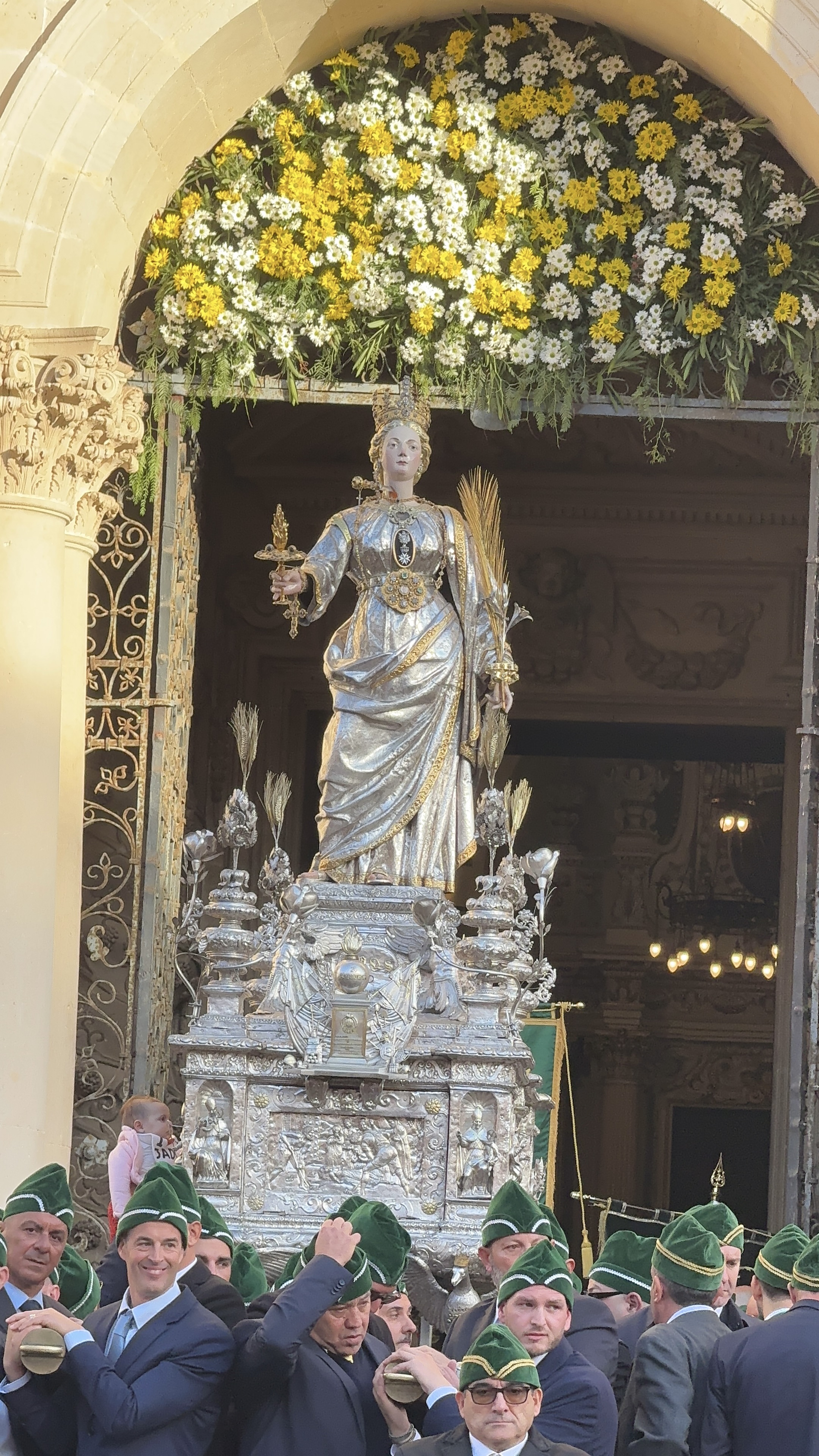 Il simulacro argenteo di santa Lucia portato a spalla in piazza Duomo davanti alla Cattedrale, tra la folla dei fedeli