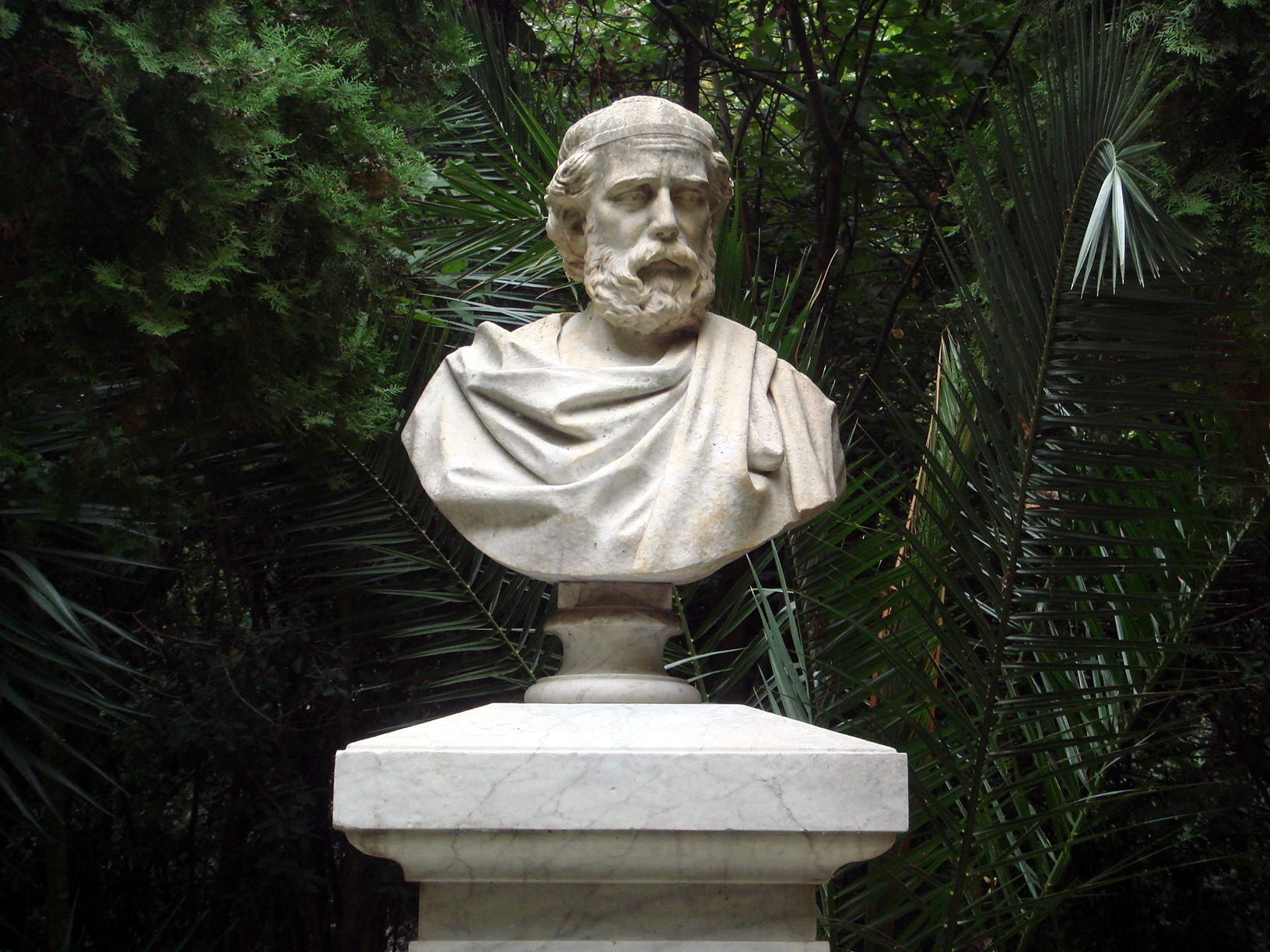Busto marmoreo di Archimede scolpito da Luciano Campisi nel 1885, nelle Latomie dei Cappuccini a Siracusa