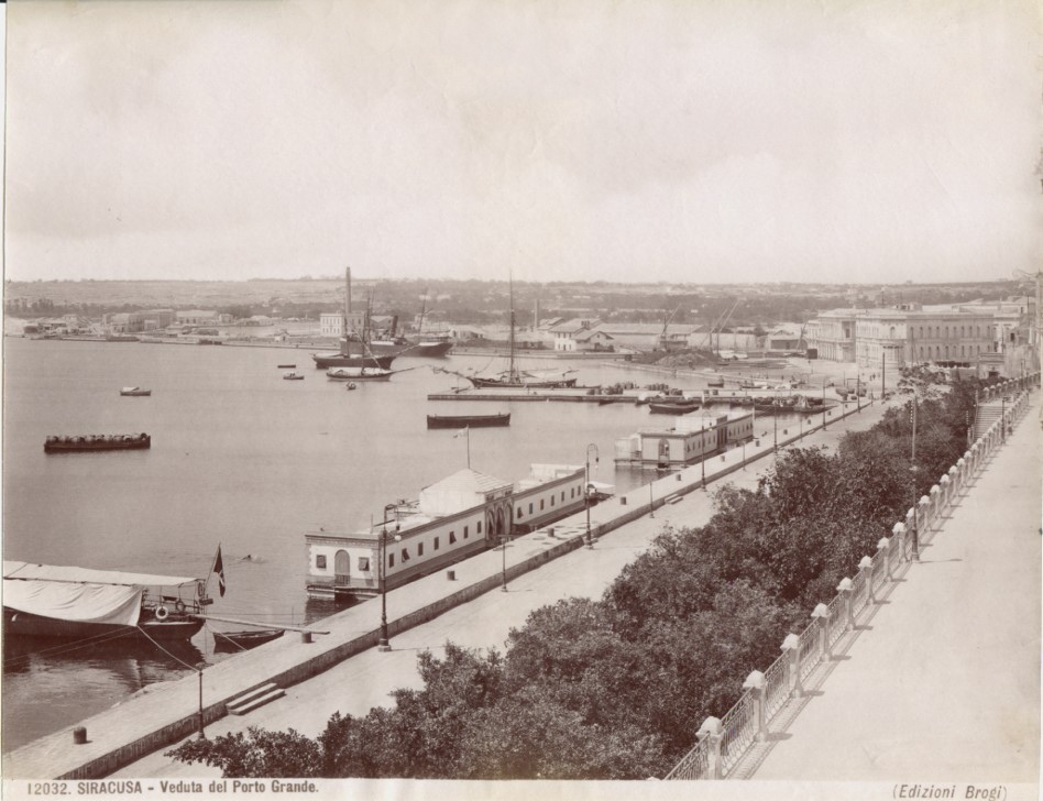 Veduta del Porto Grande di Siracusa in una foto d'epoca