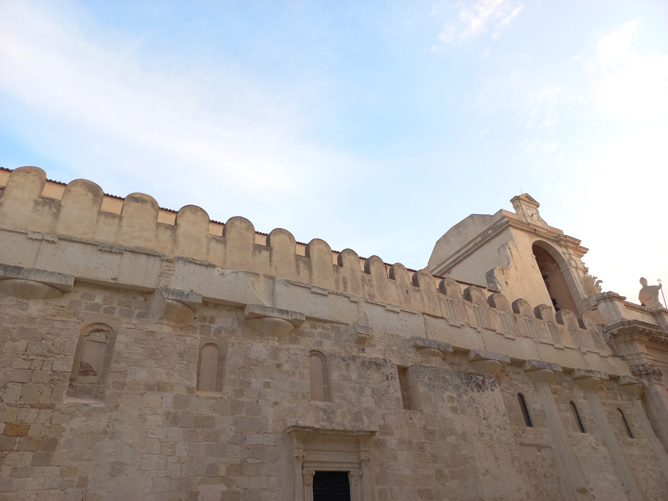Il fianco del Duomo di Siracusa con le colonne del tempio greco affioranti
