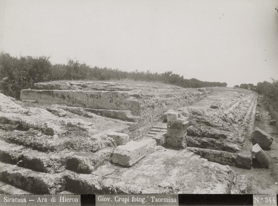 Fotografia storica di fine Ottocento dell'Ara di Ierone II a Siracusa