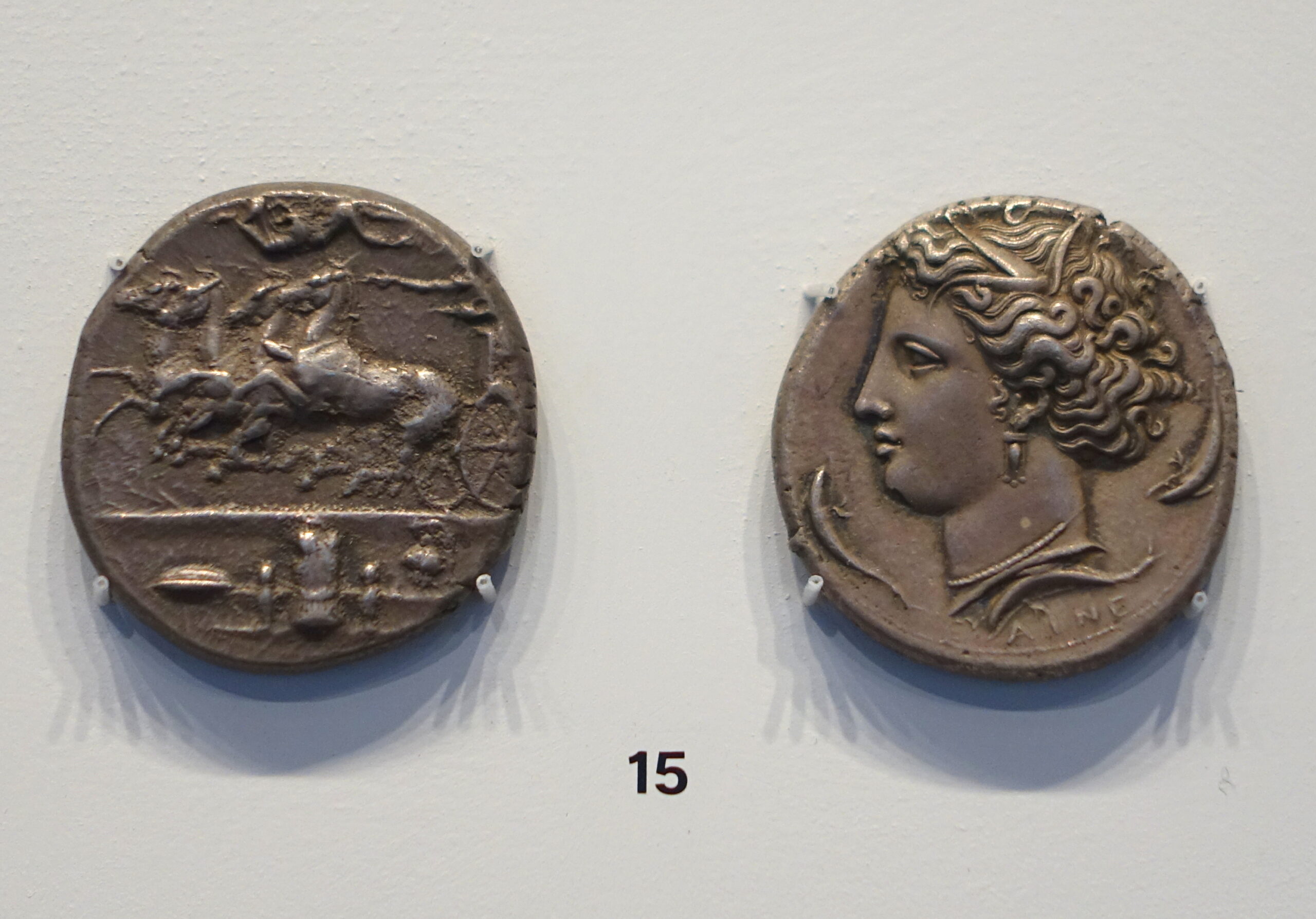 Decadramma d'argento di Siracusa firmato da Eveneto con testa di Aretusa e quadriga