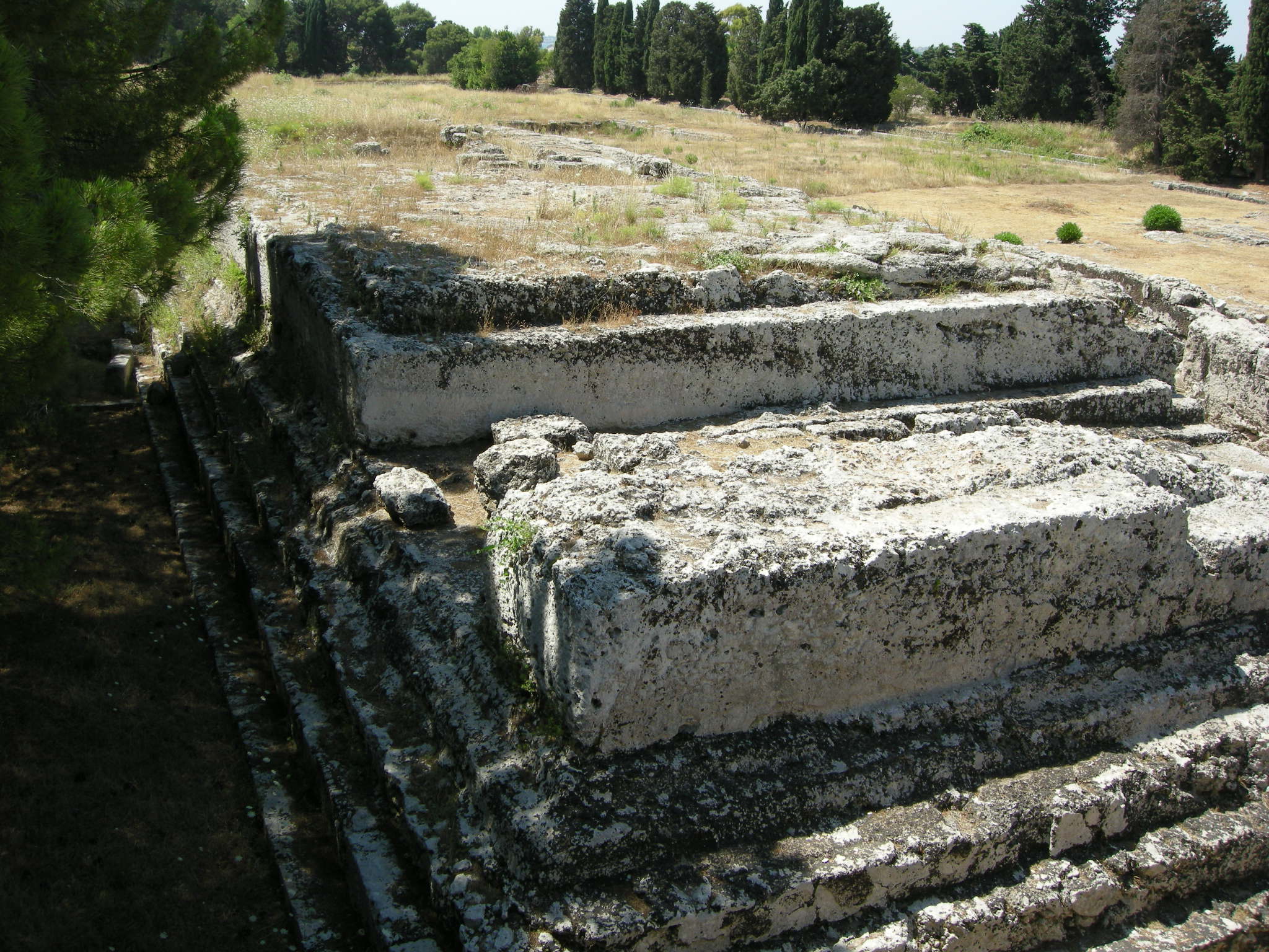 I resti del basamento dell'Ara di Ierone II, scavato nella roccia, alla Neapolis di Siracusa