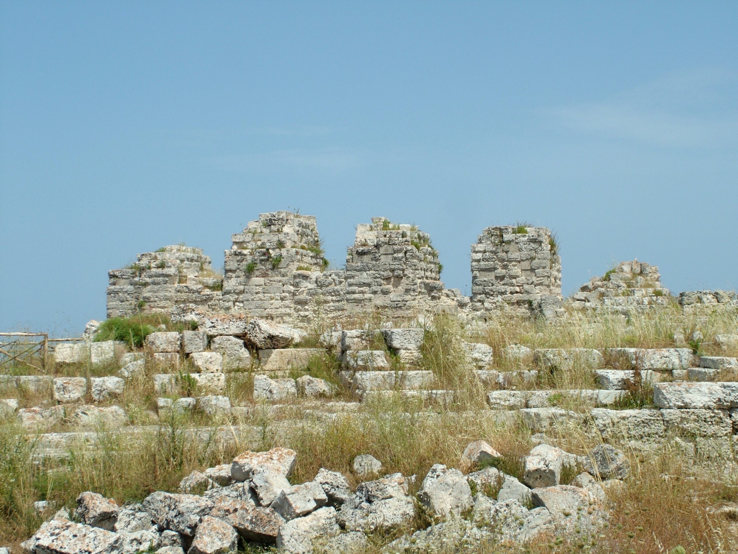 Veduta dei resti del Castello Eurialo sull'altopiano dell'Epipoli a Siracusa