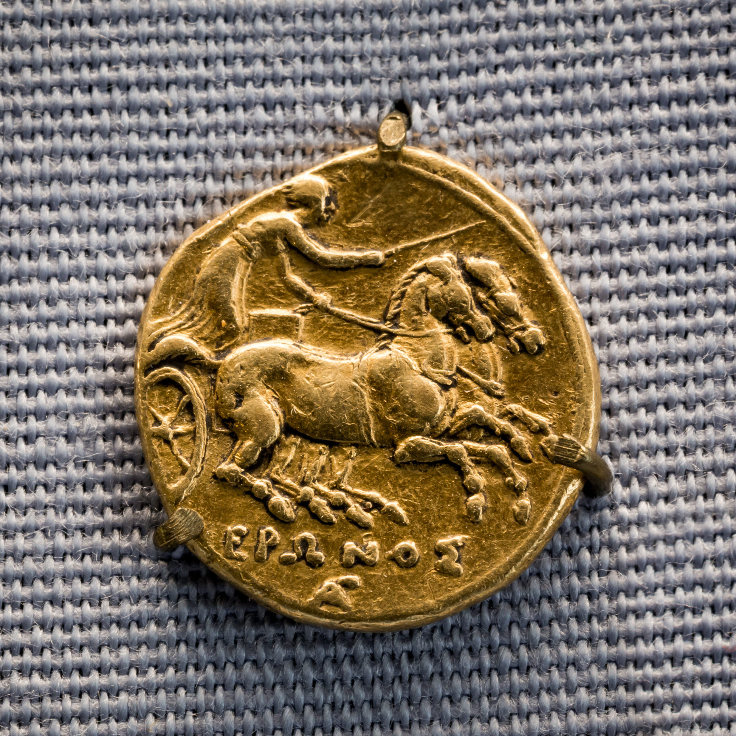 Dracma d'oro di Siracusa coniata sotto Ierone II, con la testa di Kore e un auriga su biga