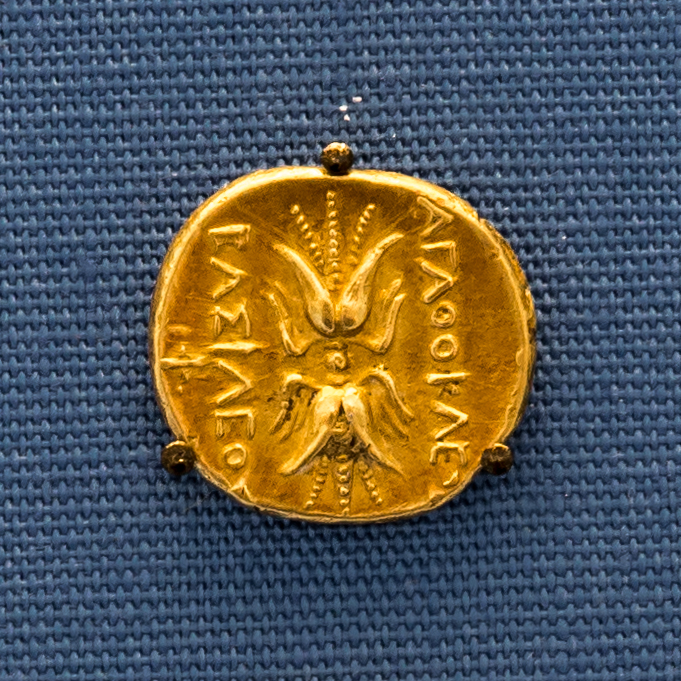 Moneta d'oro di Agatocle con testa di Atena e la leggenda del re