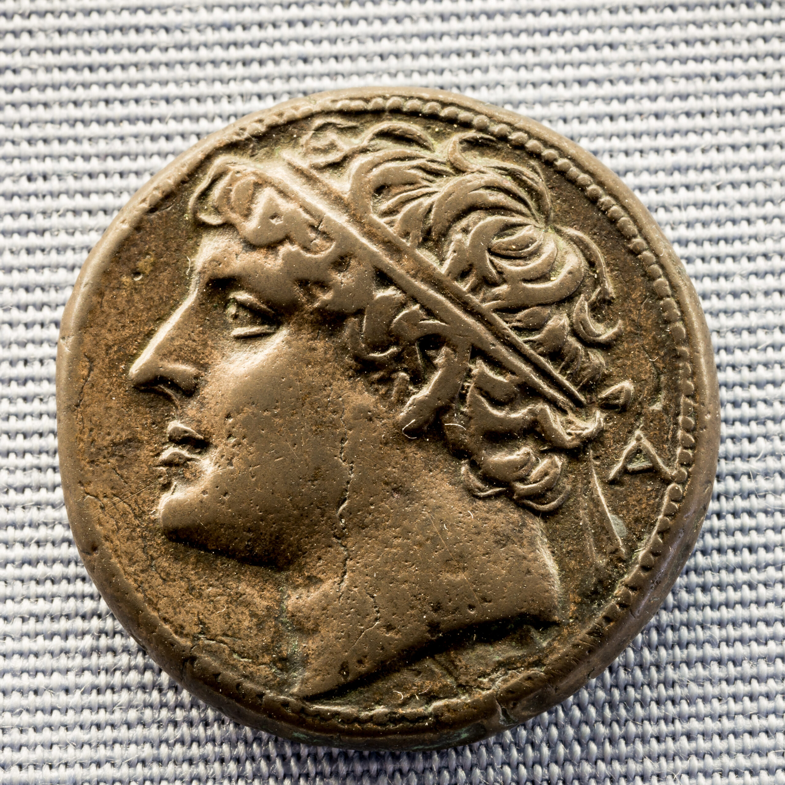 Bronzo di Ierone II con il ritratto del re al dritto e un cavaliere con la lancia al rovescio