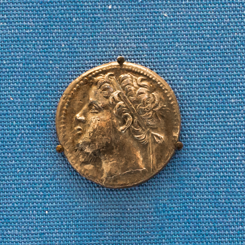 Testa diademata del giovane re Geronimo su una moneta d'argento di Siracusa