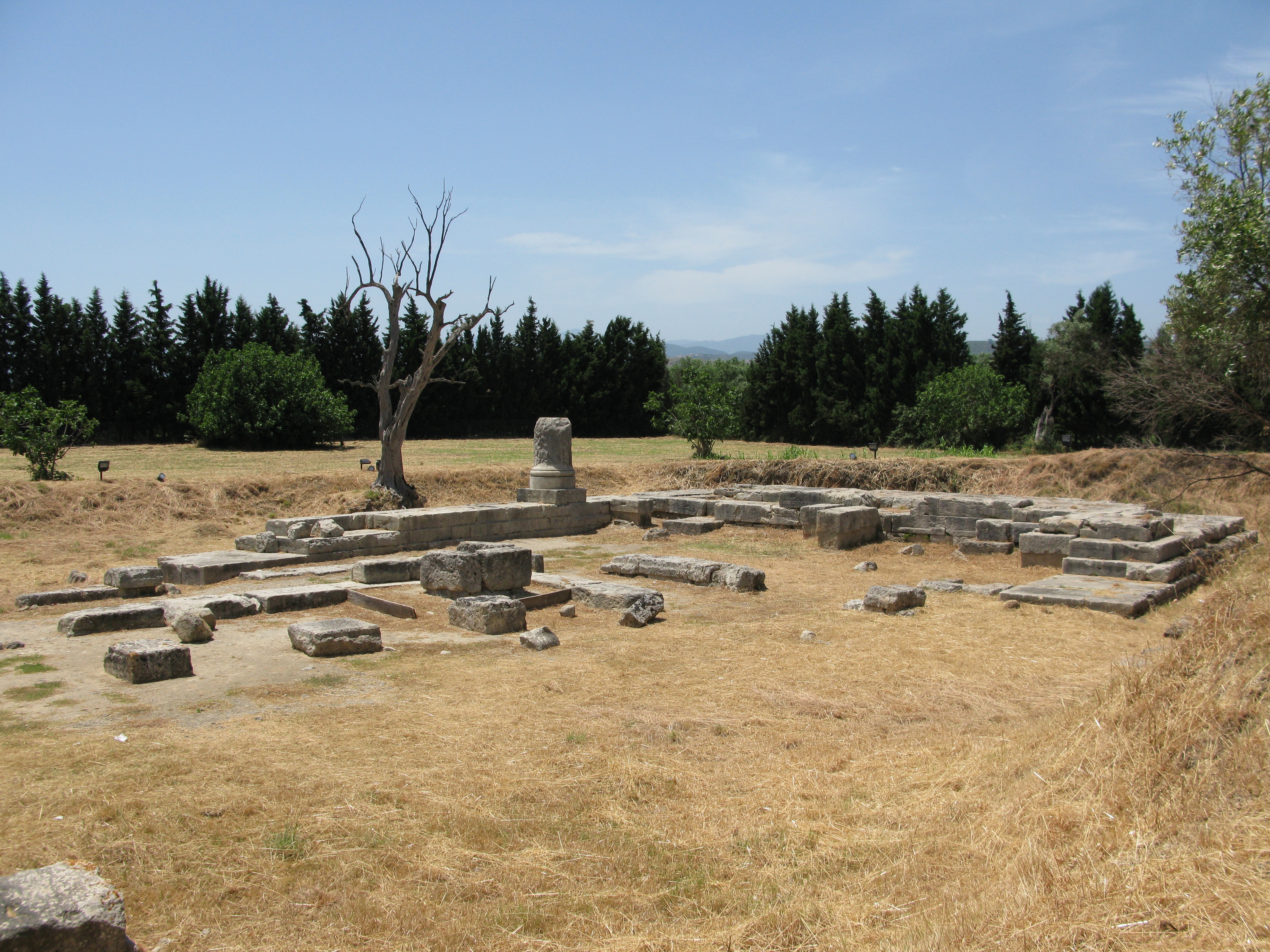 Resti del tempio ionico di Marasà nel sito archeologico di Locri Epizefiri