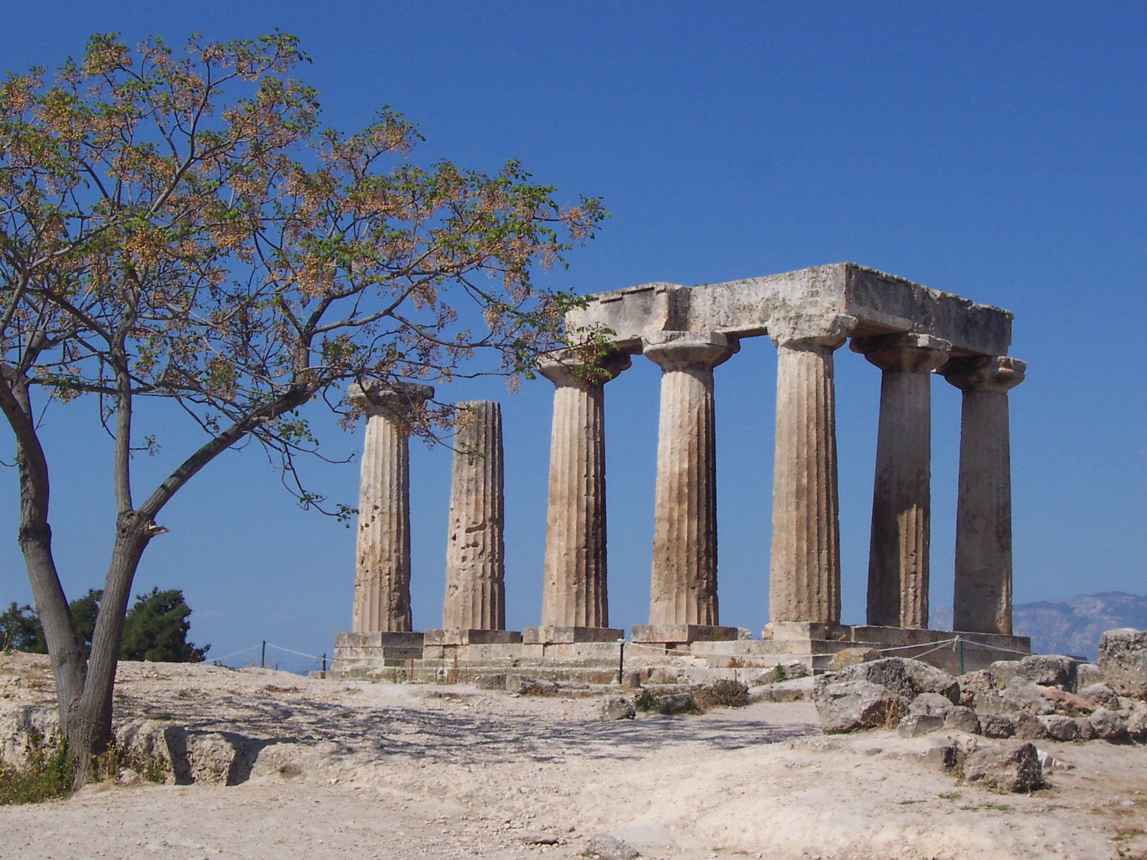 Le colonne del Tempio di Apollo a Corinto, citta natale di Timoleonte