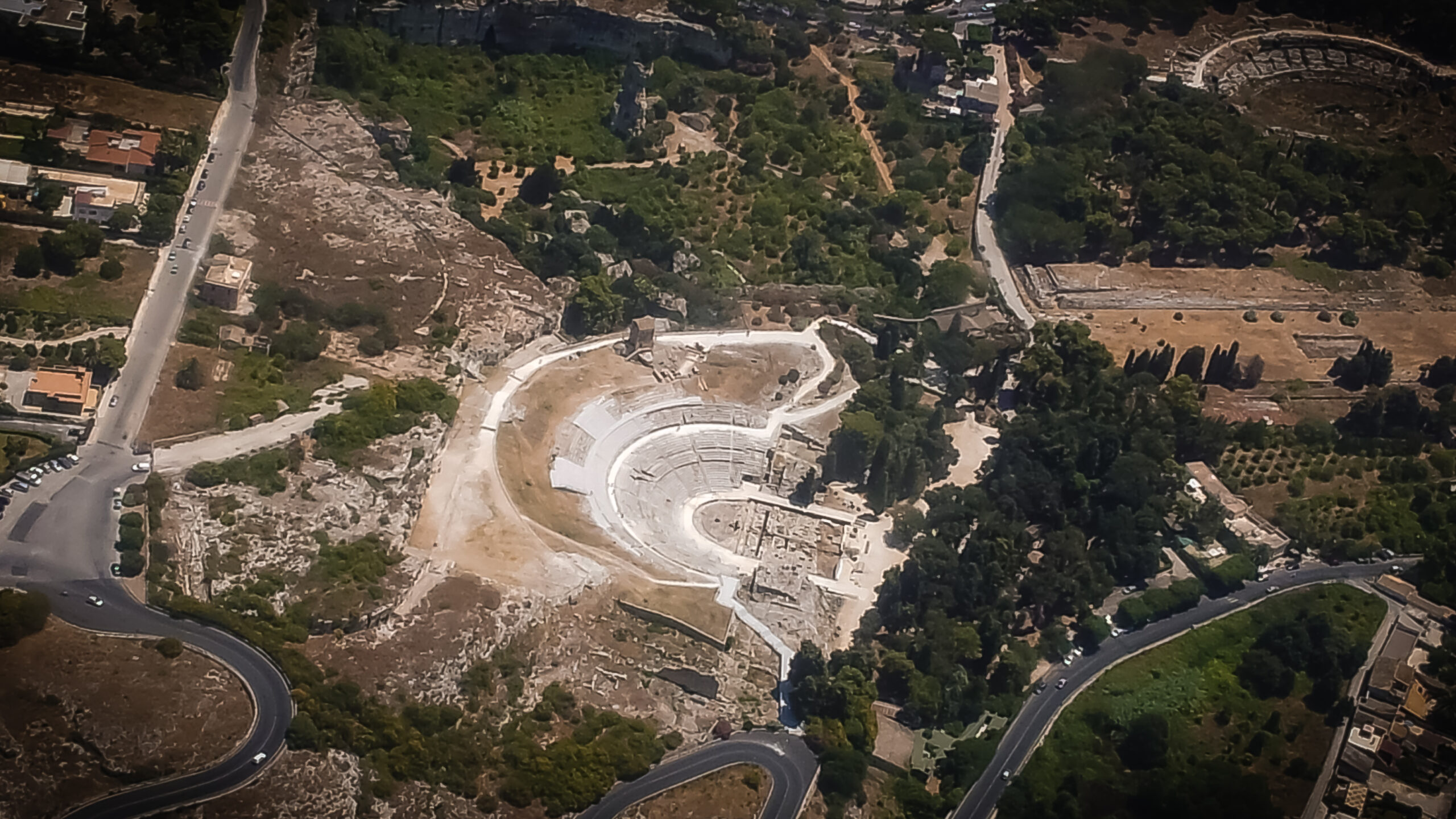 Veduta aerea della zona archeologica della Neapolis di Siracusa con il Teatro Greco e l'Ara di Ierone