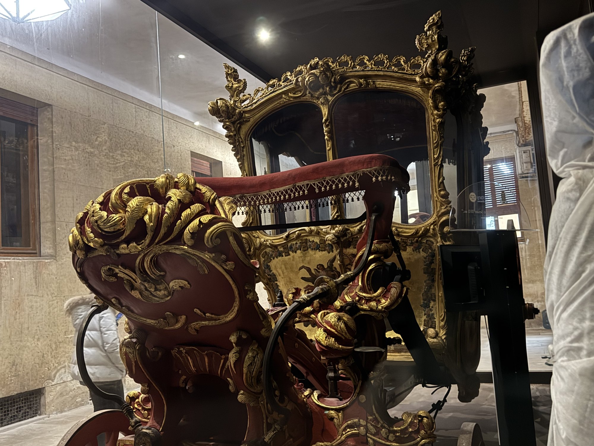Cassetta del cocchiere della carrozza con cuscino in velluto rosso e ricchi intagli lignei dorati a volute