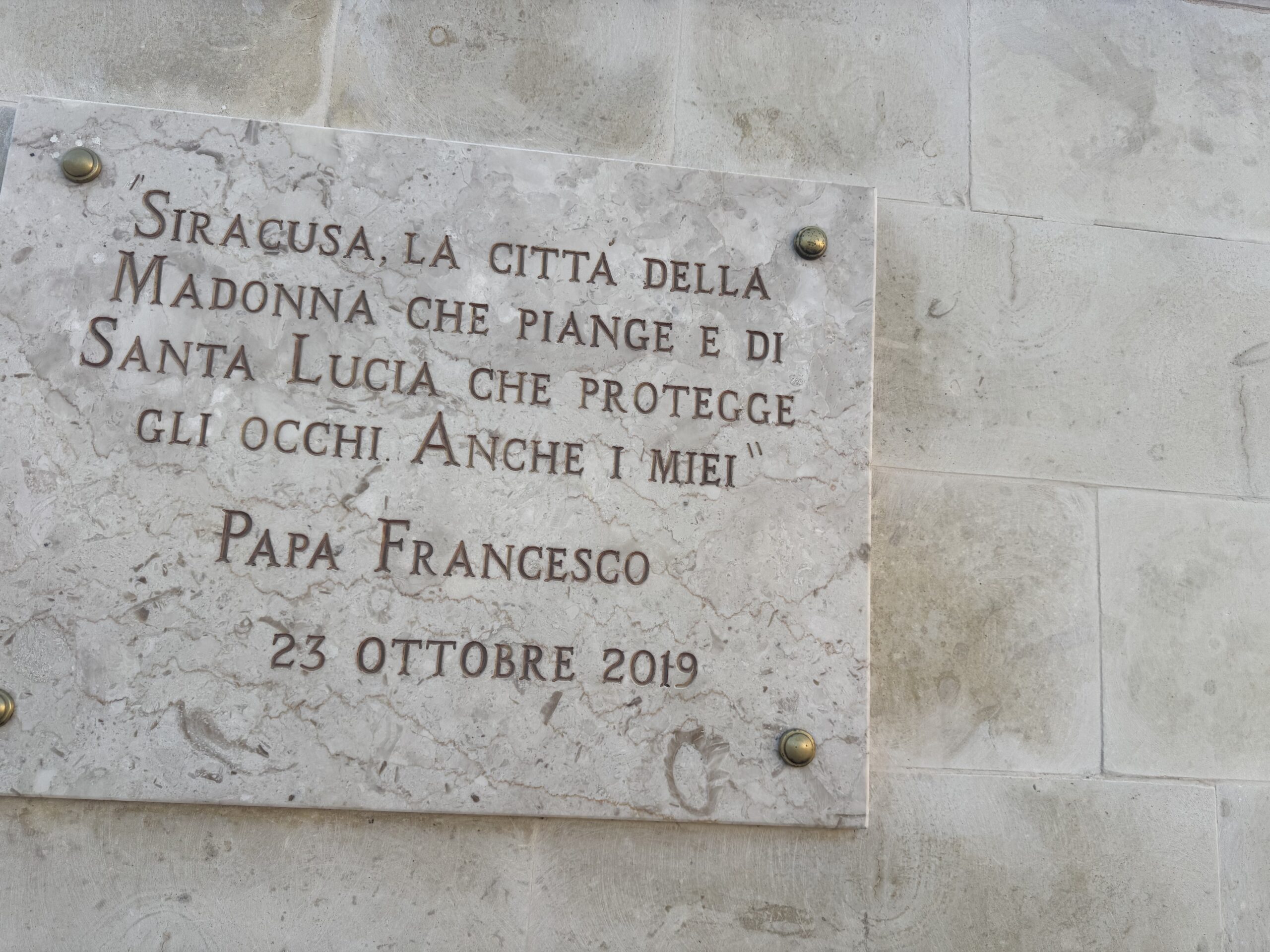 Lapide marmorea sul retro della stele con incisa una frase di papa Francesco datata 23 ottobre 2019