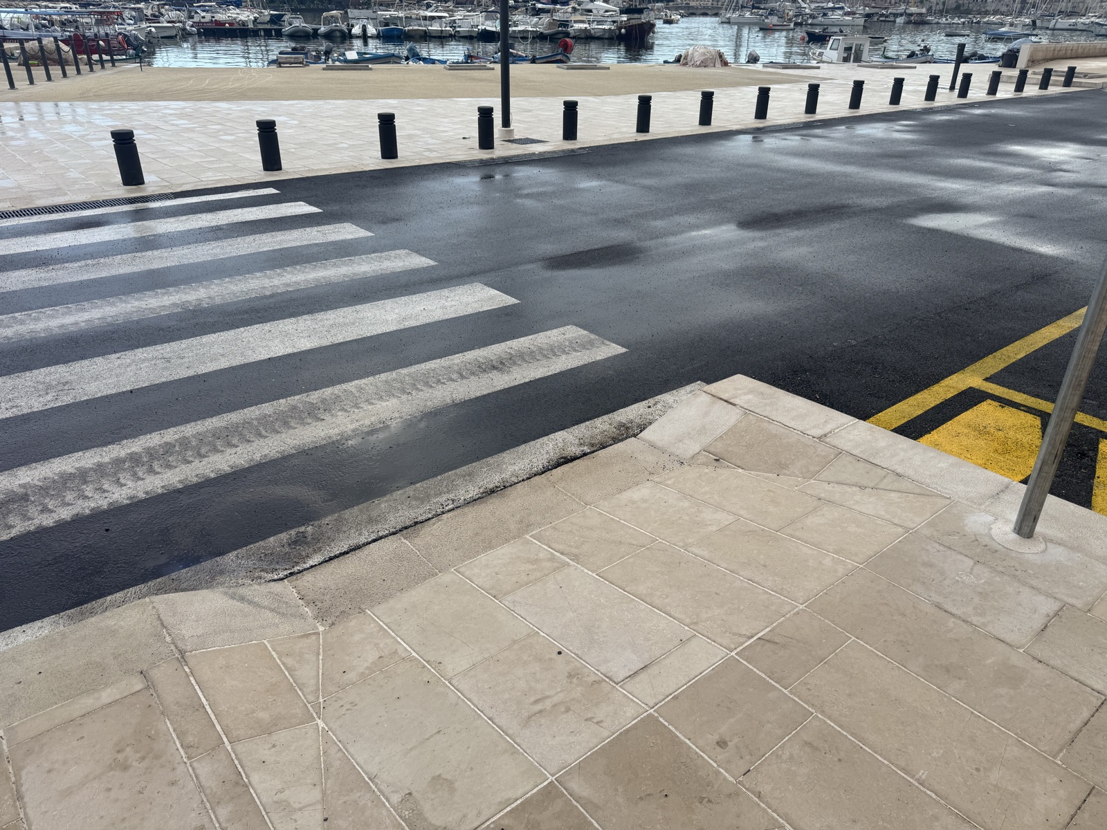 L'attraversamento pedonale a strisce che collega la passeggiata alla zona carrabile.