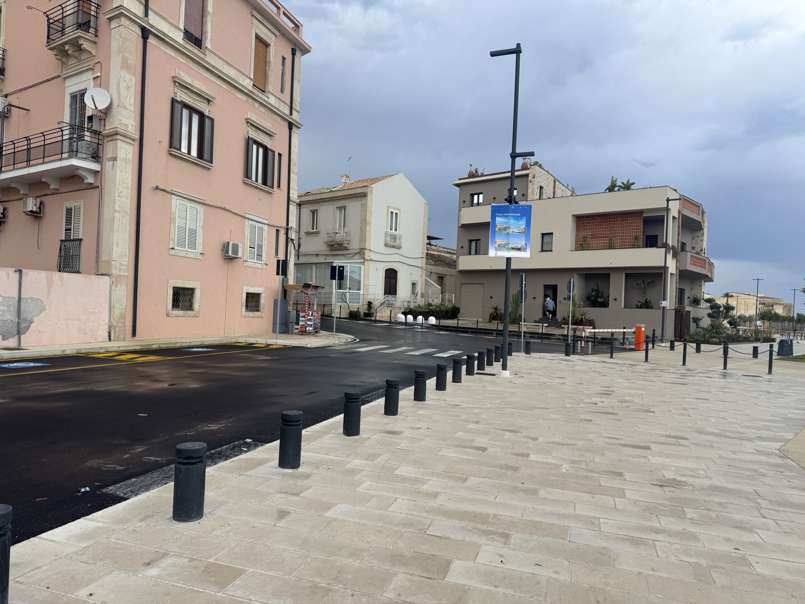 La passeggiata pedonale del nuovo Sbarcadero, ampia e in pietra chiara, con file di paletti dissuasori e giovani alberi.