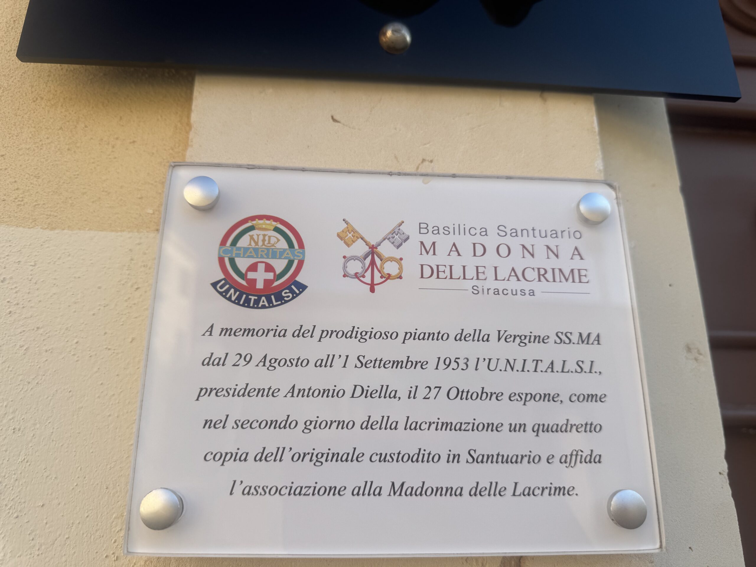 Targa in plexiglass con i loghi UNITALSI e Basilica Santuario Madonna delle Lacrime e un testo commemorativo