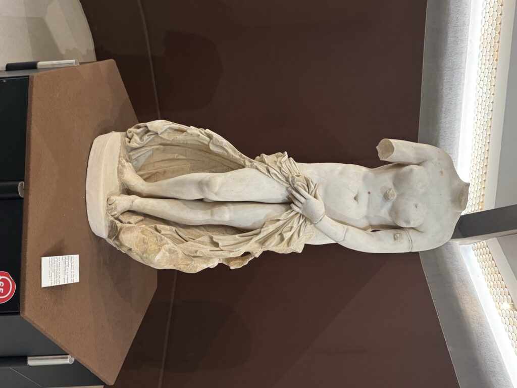 La statua intera della Venere Landolina, acefala, al Museo Paolo Orsi di Siracusa