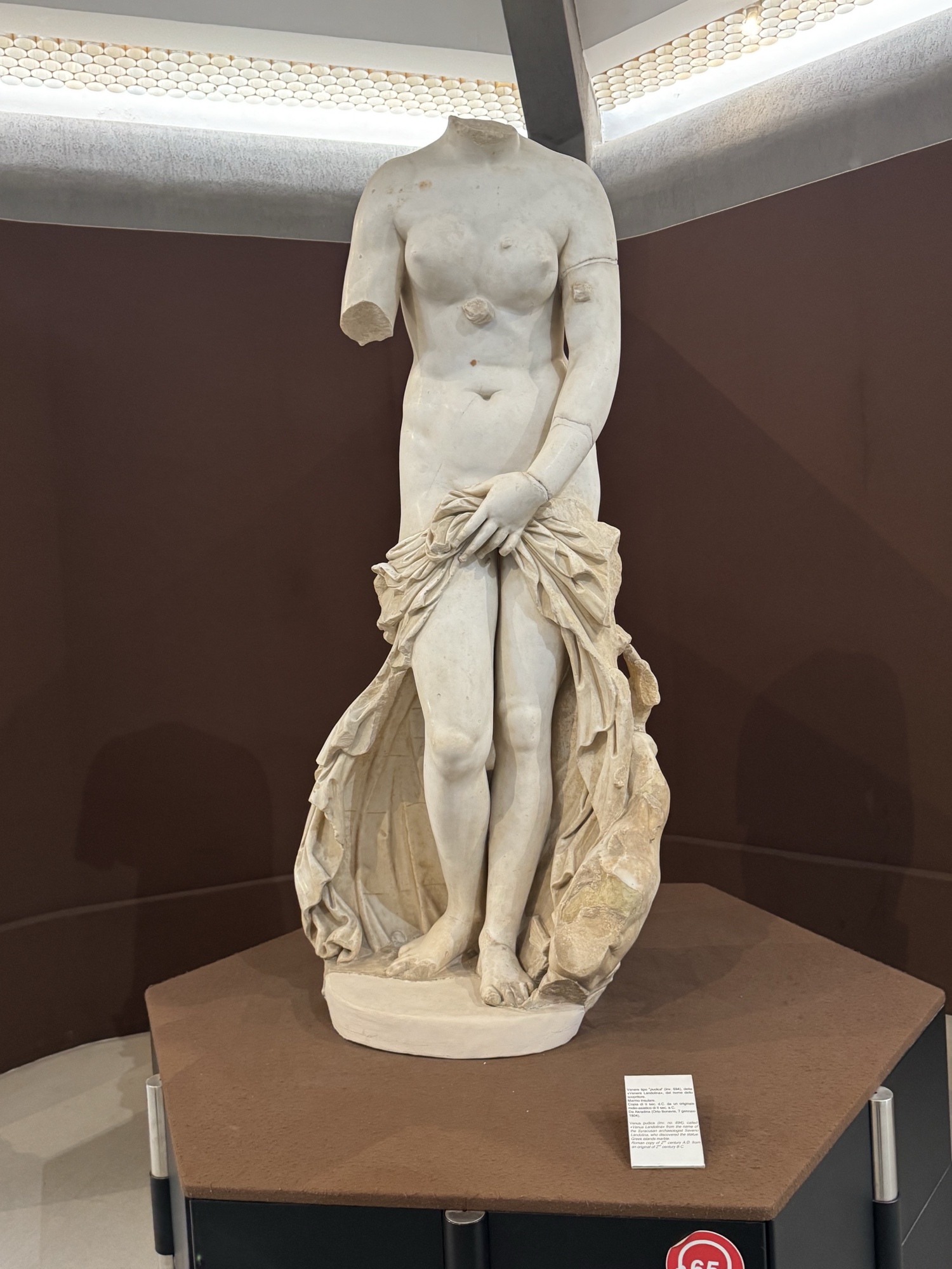 La statua marmorea della Venere Landolina, acefala, con un panneggio trattenuto davanti alle gambe