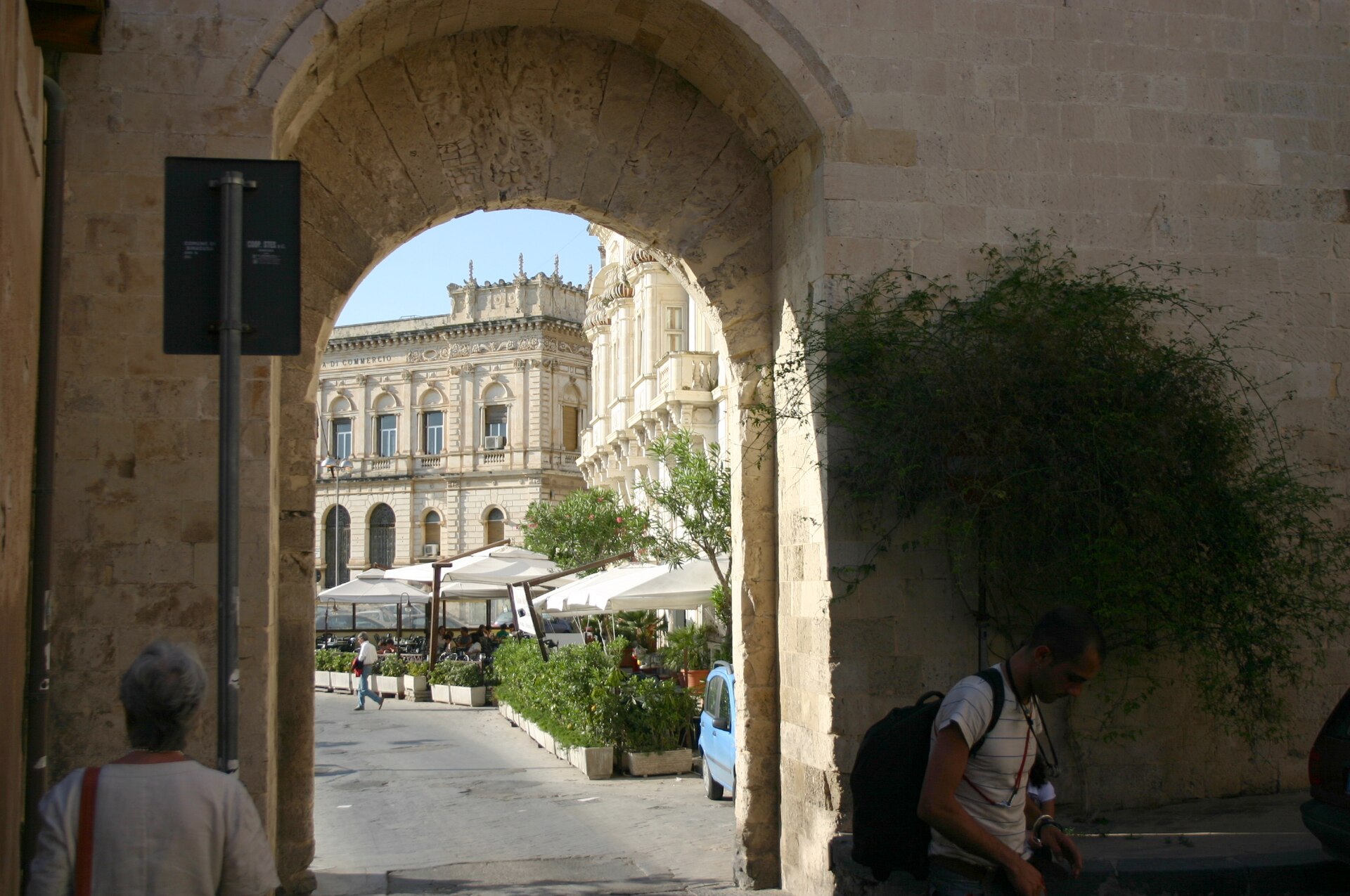 L'arco in pietra della Porta Marina visto da via Savoia, con i dehors del Foro Vittorio Emanuele II sullo sfondo