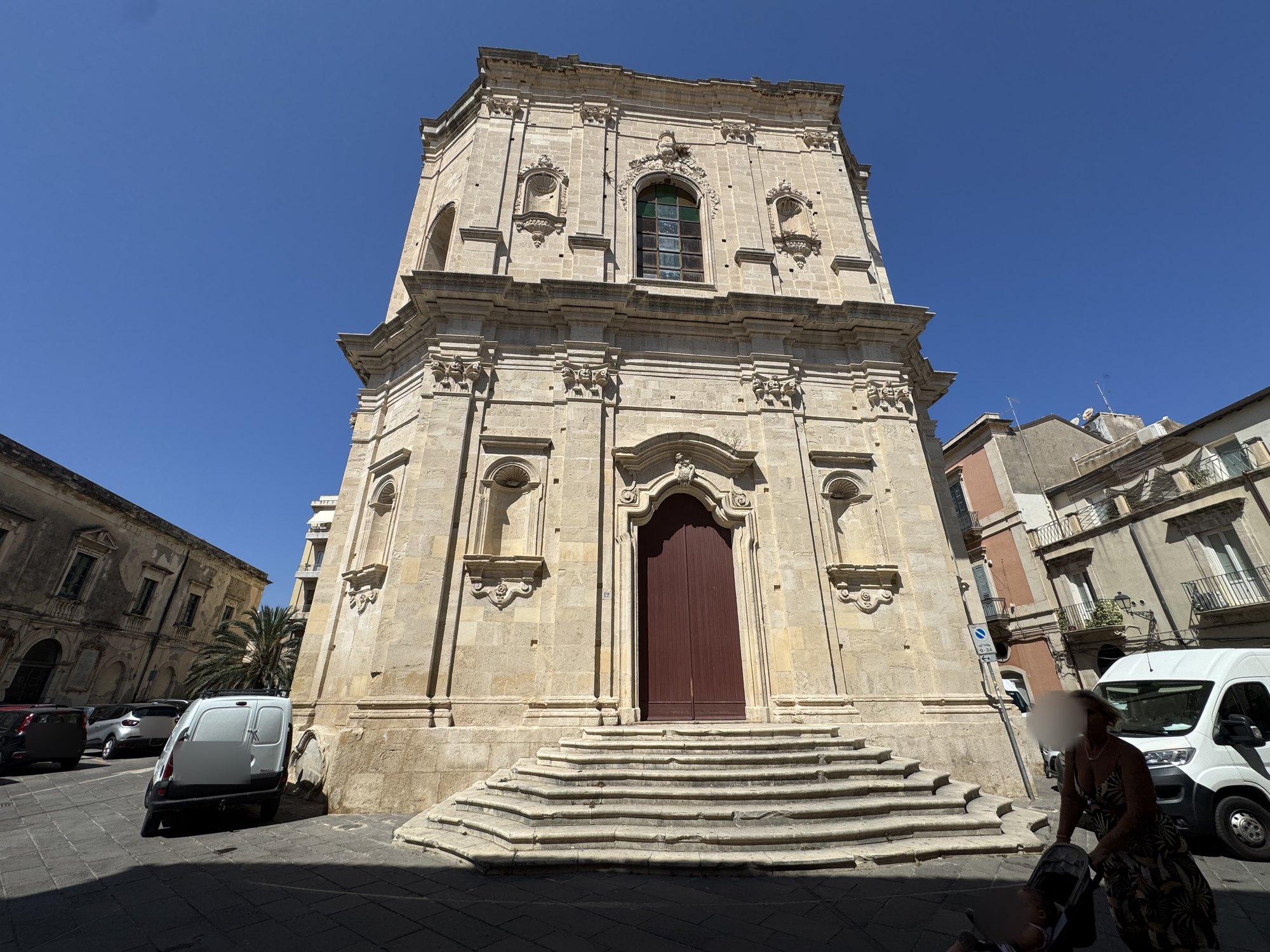 Facciata barocca ripresa dal basso con due ordini di paraste, nicchie vuote e cornicione privo di coronamento