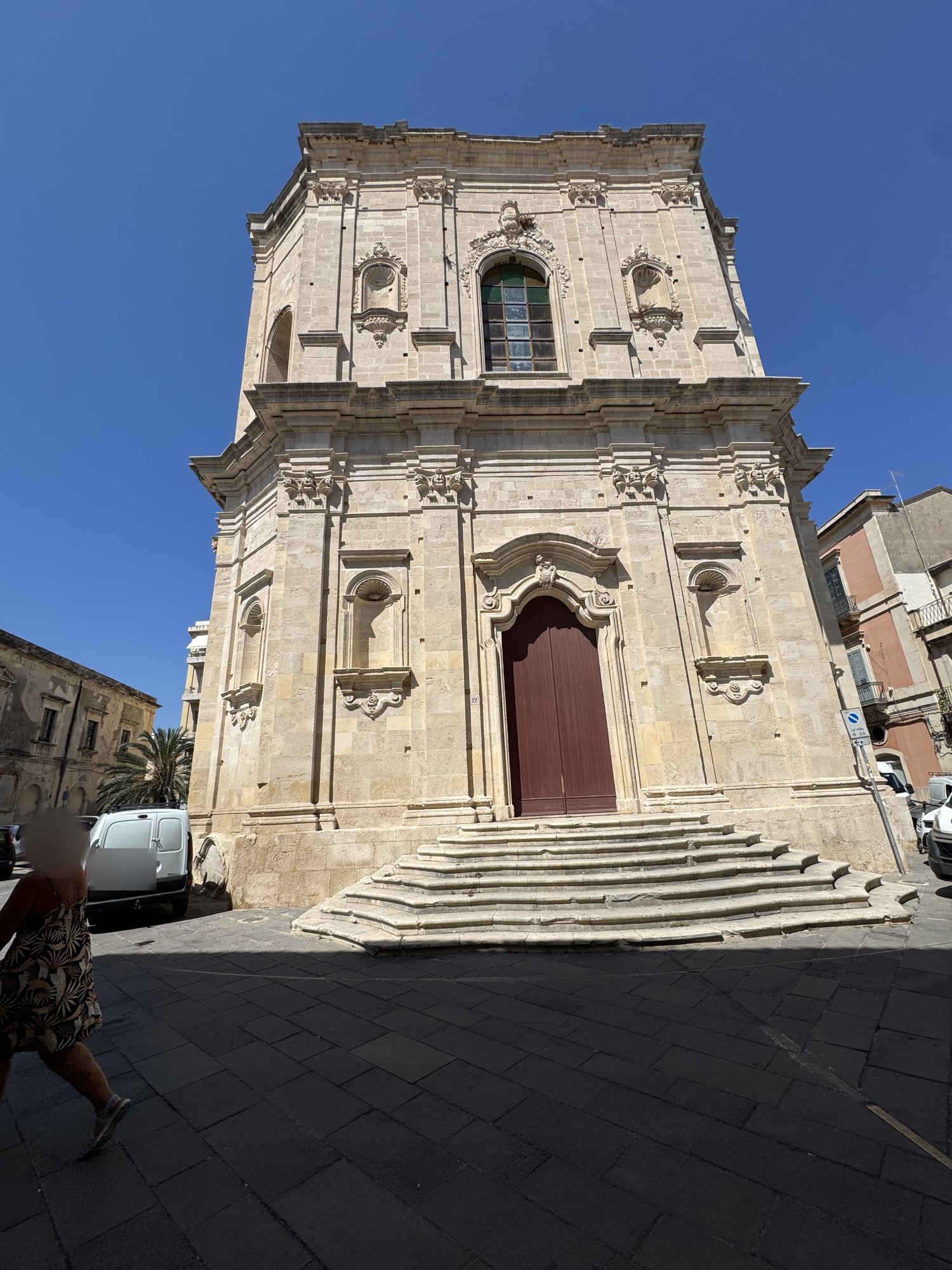 Ripresa verticale della facciata dal piano della piazza con la scalinata curvilinea in primo piano
