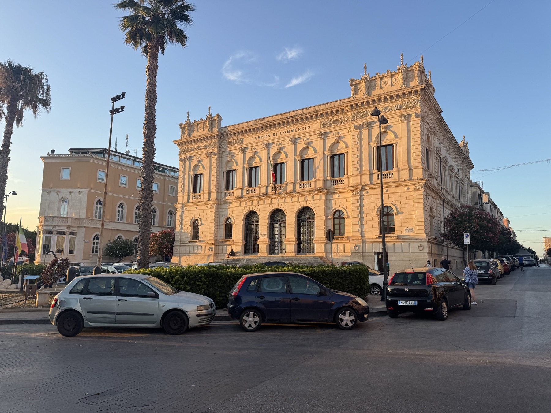 Prospetto del palazzo della Camera di Commercio di Siracusa al tramonto, con la scritta CAMERA DI COMMERCIO sul fregio e la scalinata monumentale