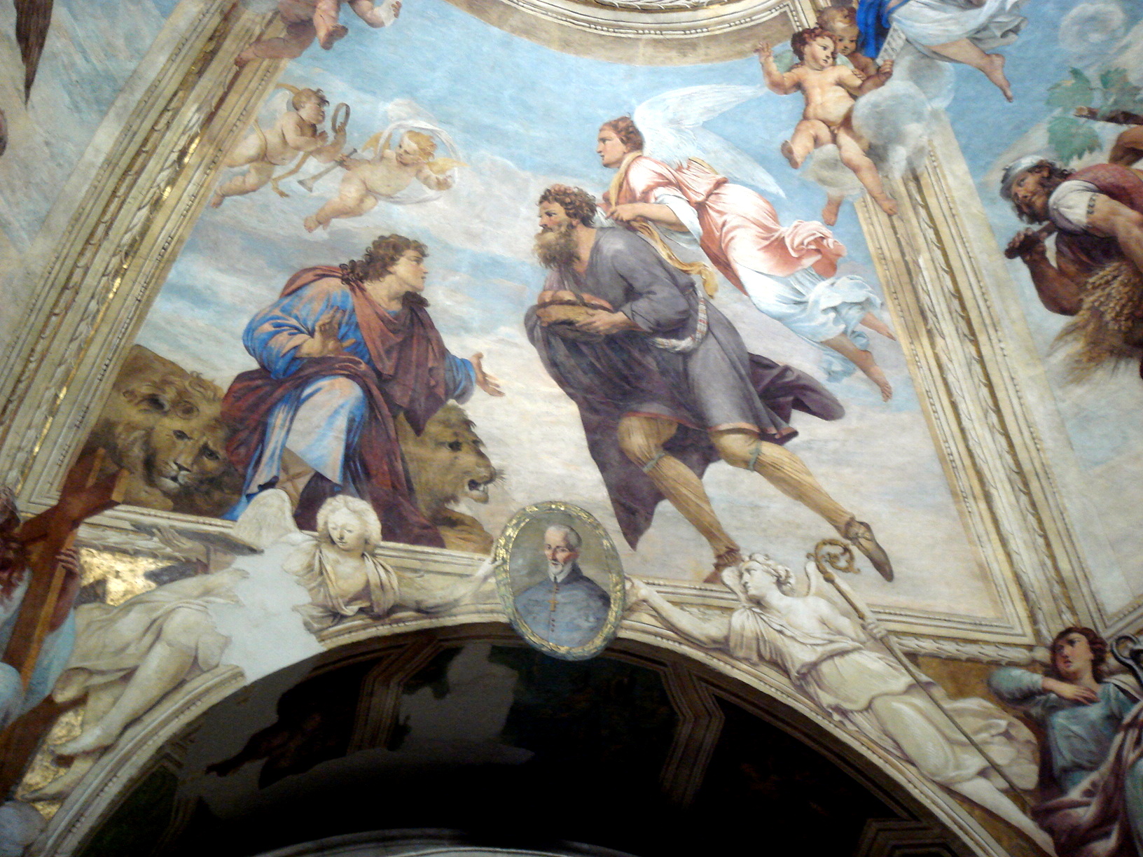 Vela affrescata della volta con Daniele tra i leoni e Abacuc portato dall'angelo; in basso al centro il medaglione ovale col ritratto del vescovo