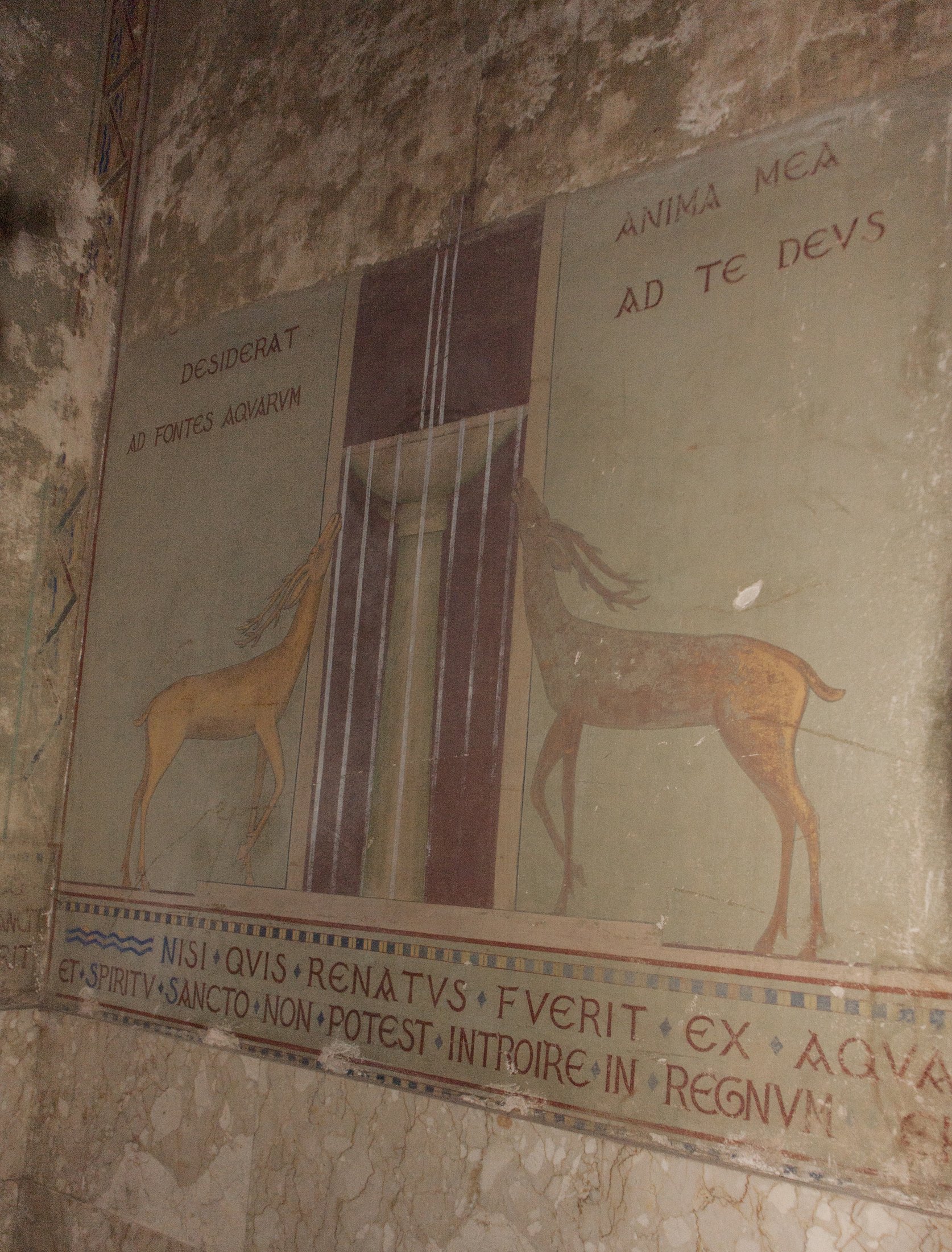 Pittura murale con due cervi che si abbeverano a una fontana e le iscrizioni latine sulla sete dell'anima e sulla rinascita dall'acqua
