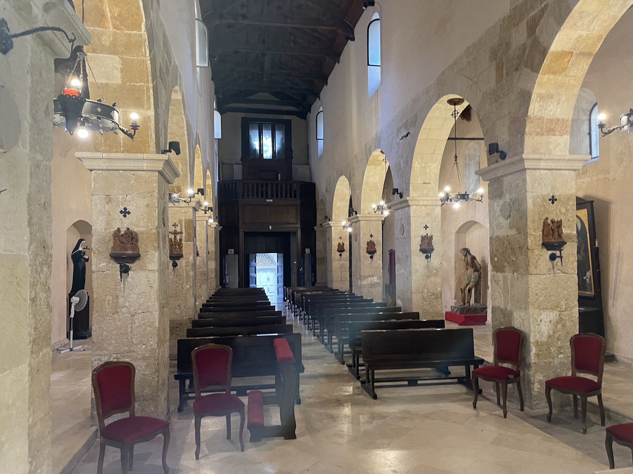 La controfacciata con la cantoria lignea a balaustra e la cassa dell'organo sopra la bussola d'ingresso, fra le arcate della navata