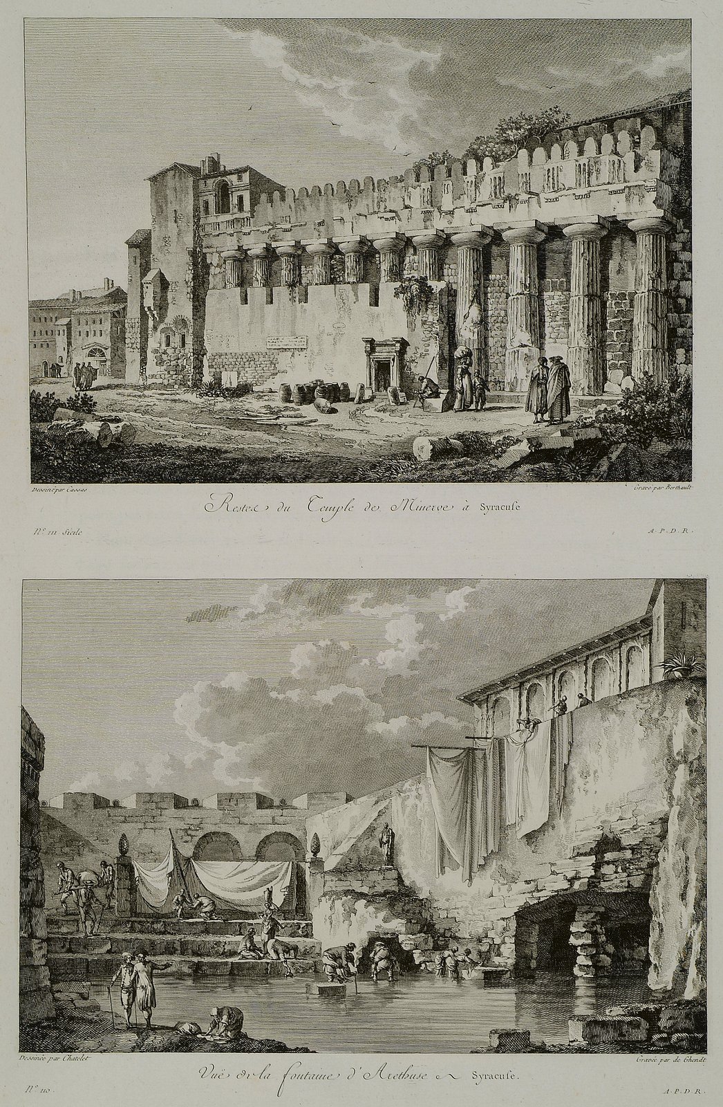 Tavola incisa in bianco e nero divisa in due riquadri. Nel riquadro superiore, intitolato Restes du Temple de Minerve a Syracuse, il fianco della cattedrale con la fila di colonne doriche inglobate nel muro e il coronamento a merli, con piccole figure di passanti in primo piano. Nel riquadro inferiore, intitolato Vue de la fontaine d'Arethuse, la fonte Aretusa con lavandaie e teli stesi ad asciugare.